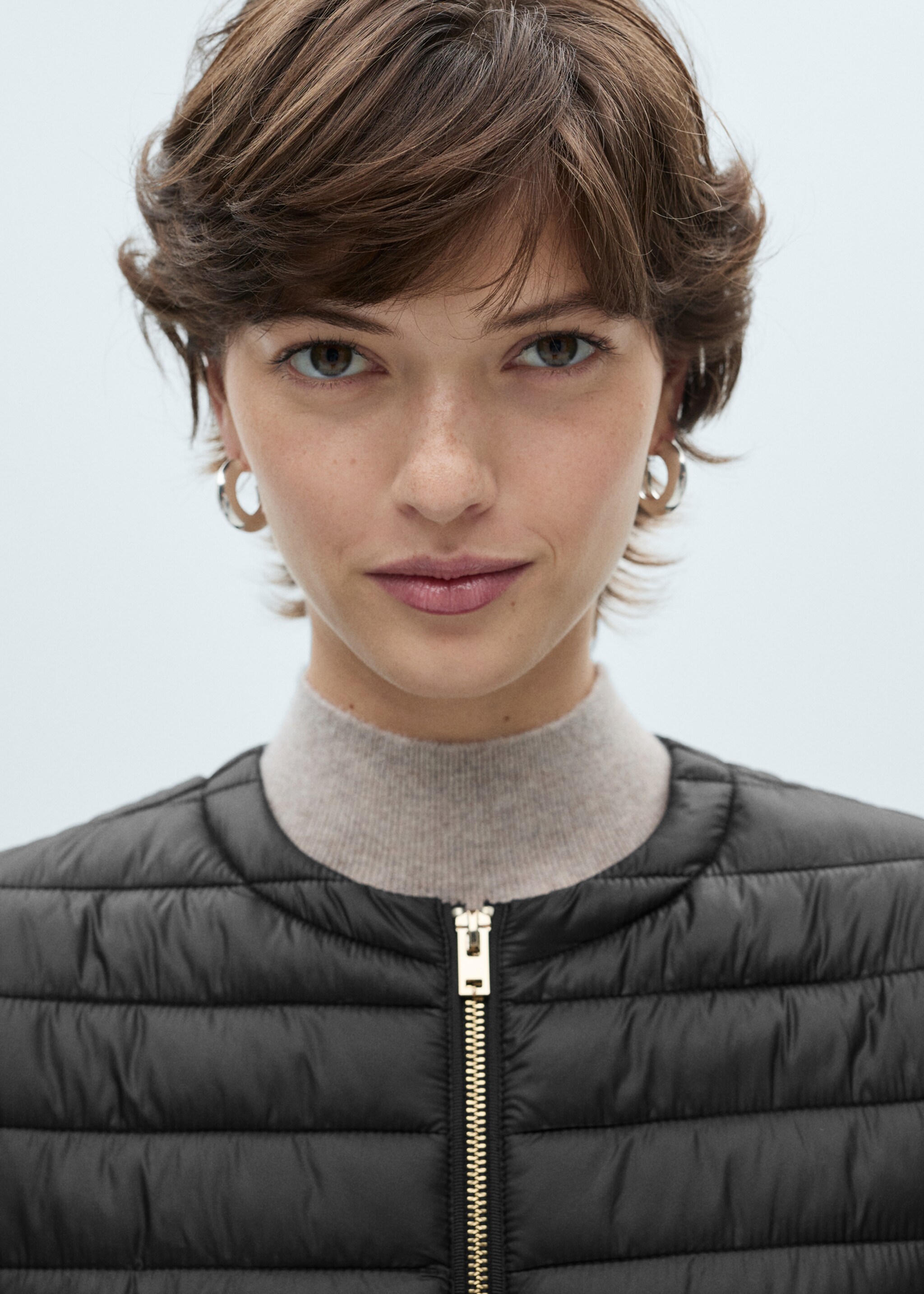 Kurzer Steppanorak mit Taschen - Detail des Artikels 1, Schwarz. Ref: 87050349-00.