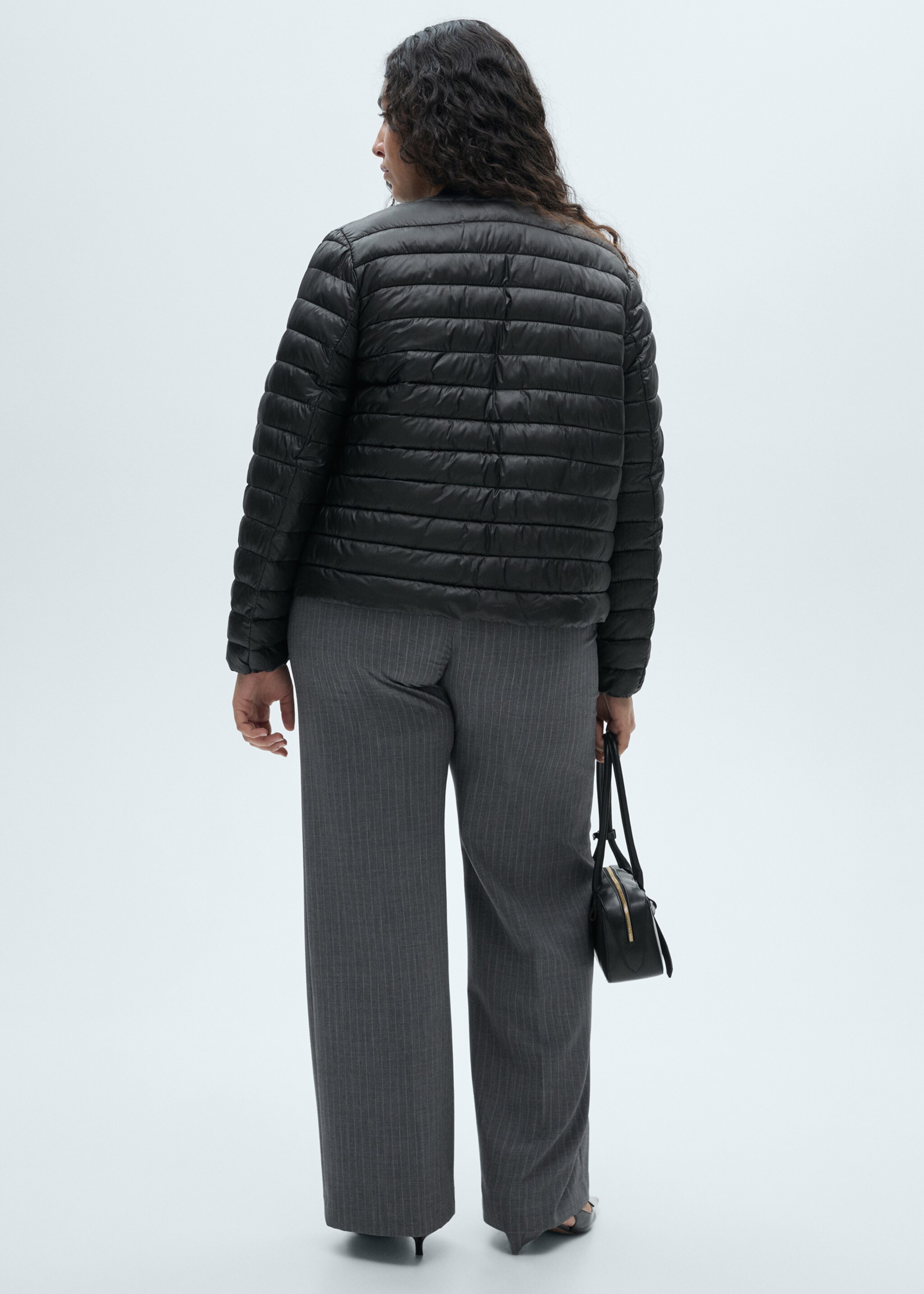 Kurzer Steppanorak mit Taschen - Detail des Artikels 4, Schwarz. Ref: 87050349-00.