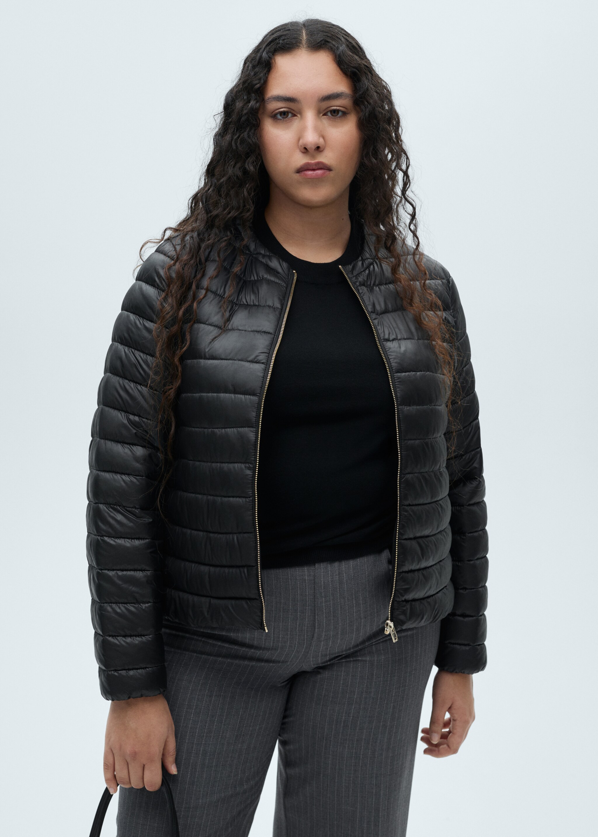 Kurzer Steppanorak mit Taschen - Detail des Artikels 5, Schwarz. Ref: 87050349-00.