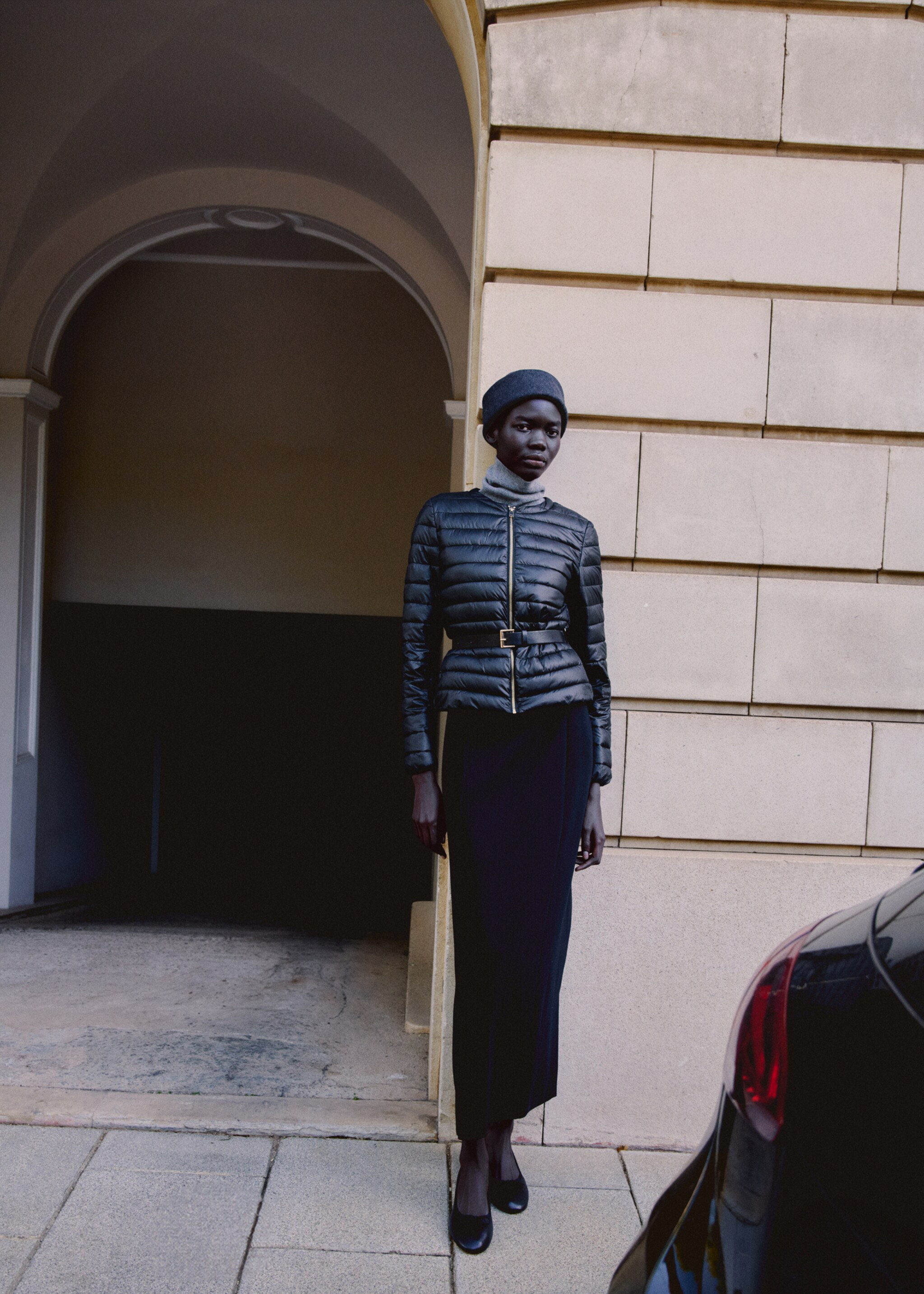 Kurzer Steppanorak mit Taschen - Detail des Artikels 6, Schwarz. Ref: 87050349-00.