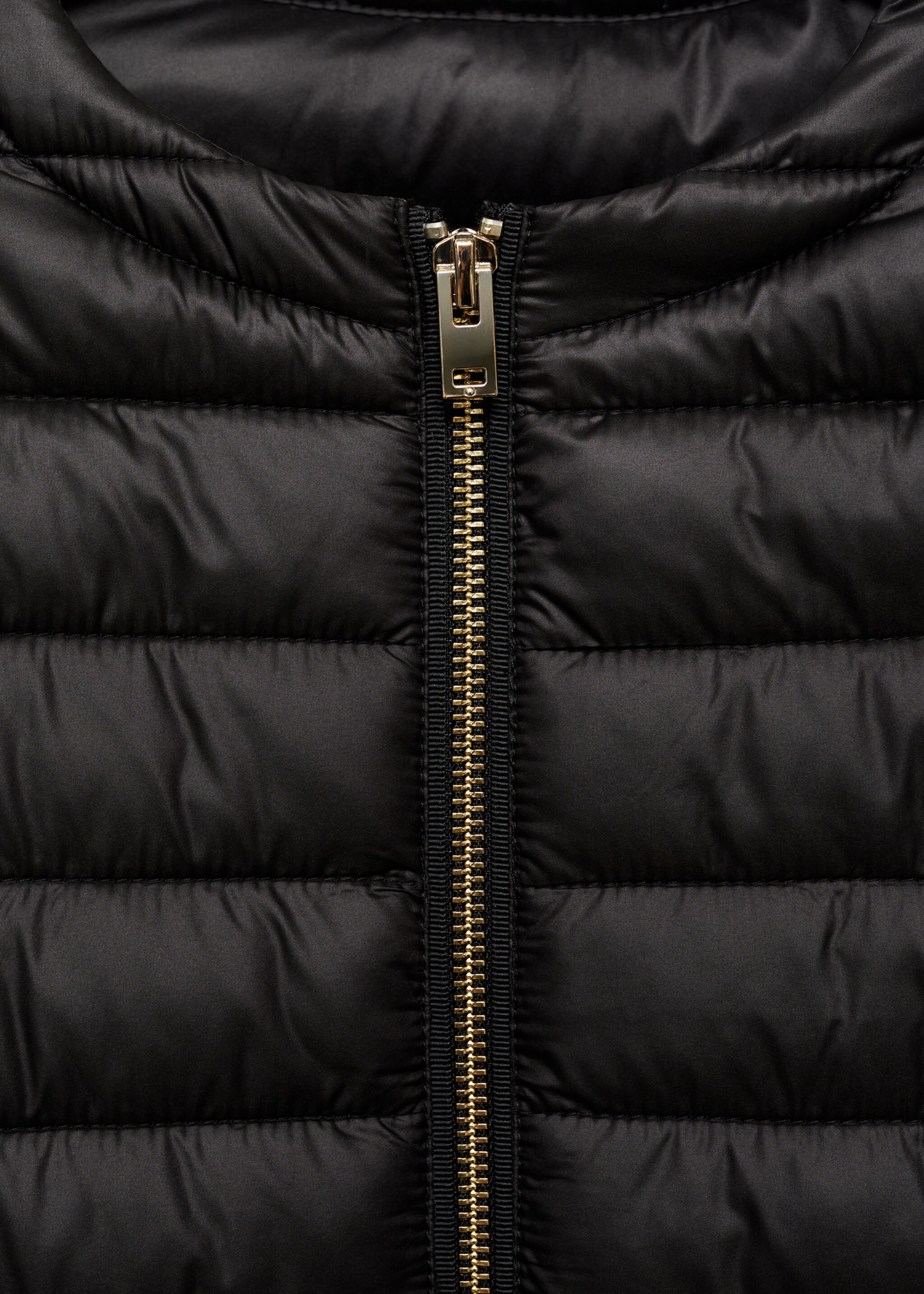 Kurzer Steppanorak mit Taschen - Detail des Artikels 8, Schwarz. Ref: 87050349-00.