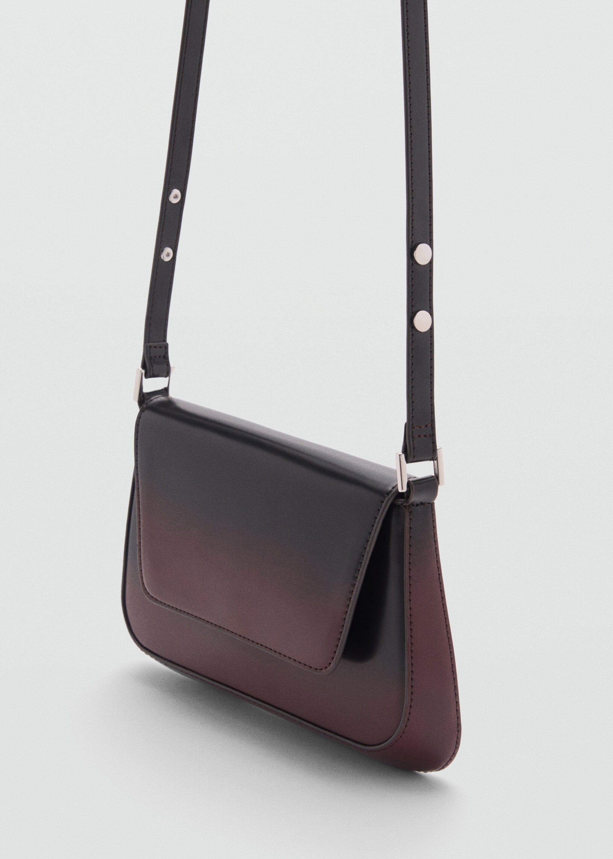 Tasche mit Klappe in Farbverlaufsoptik - Detail des Artikels 2, Bordeaux. Ref: 87050359-00.