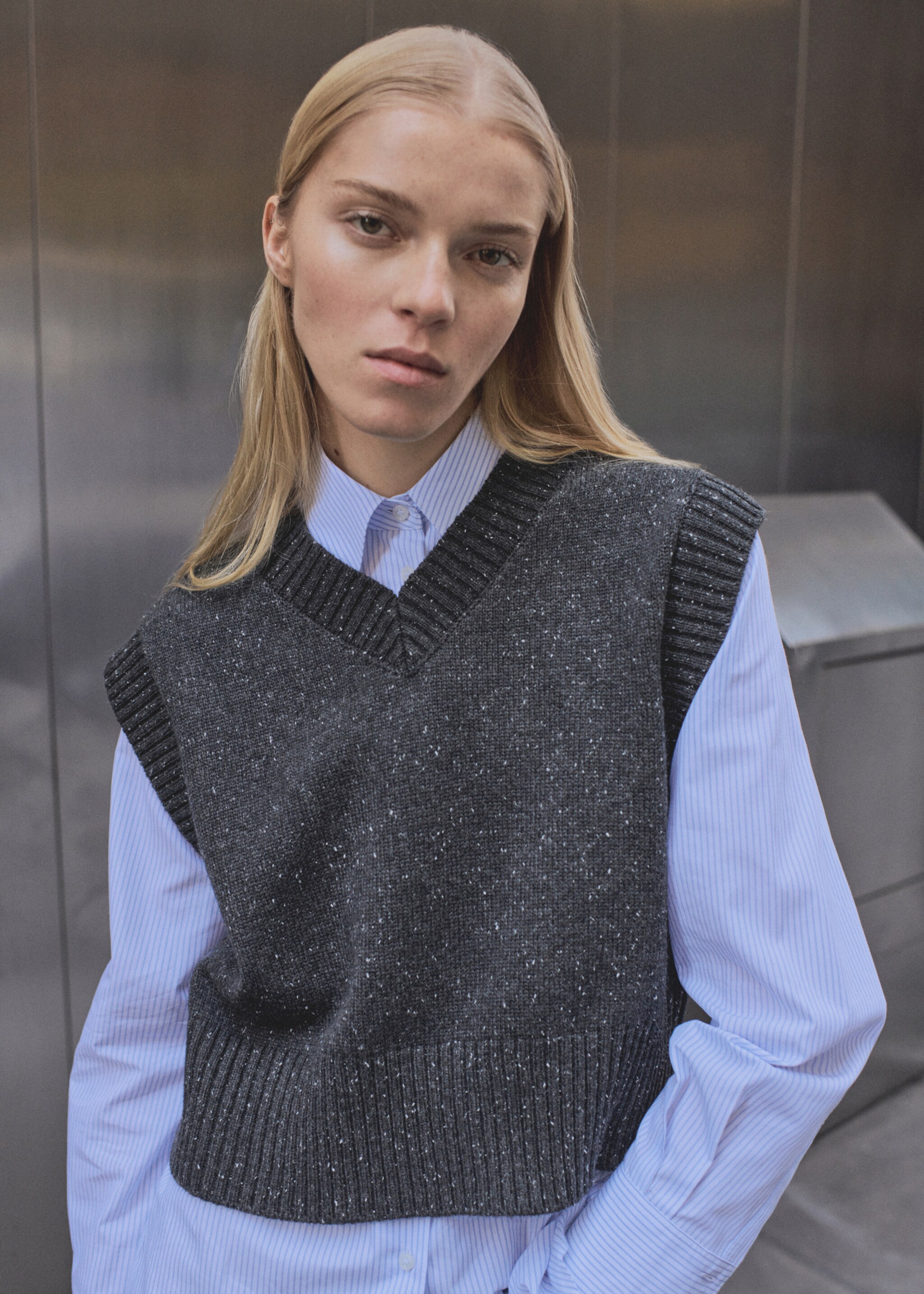 Vestă din tricot cu guler în V - Plan mediu, Gri mediu. Ref: 87050361-00.