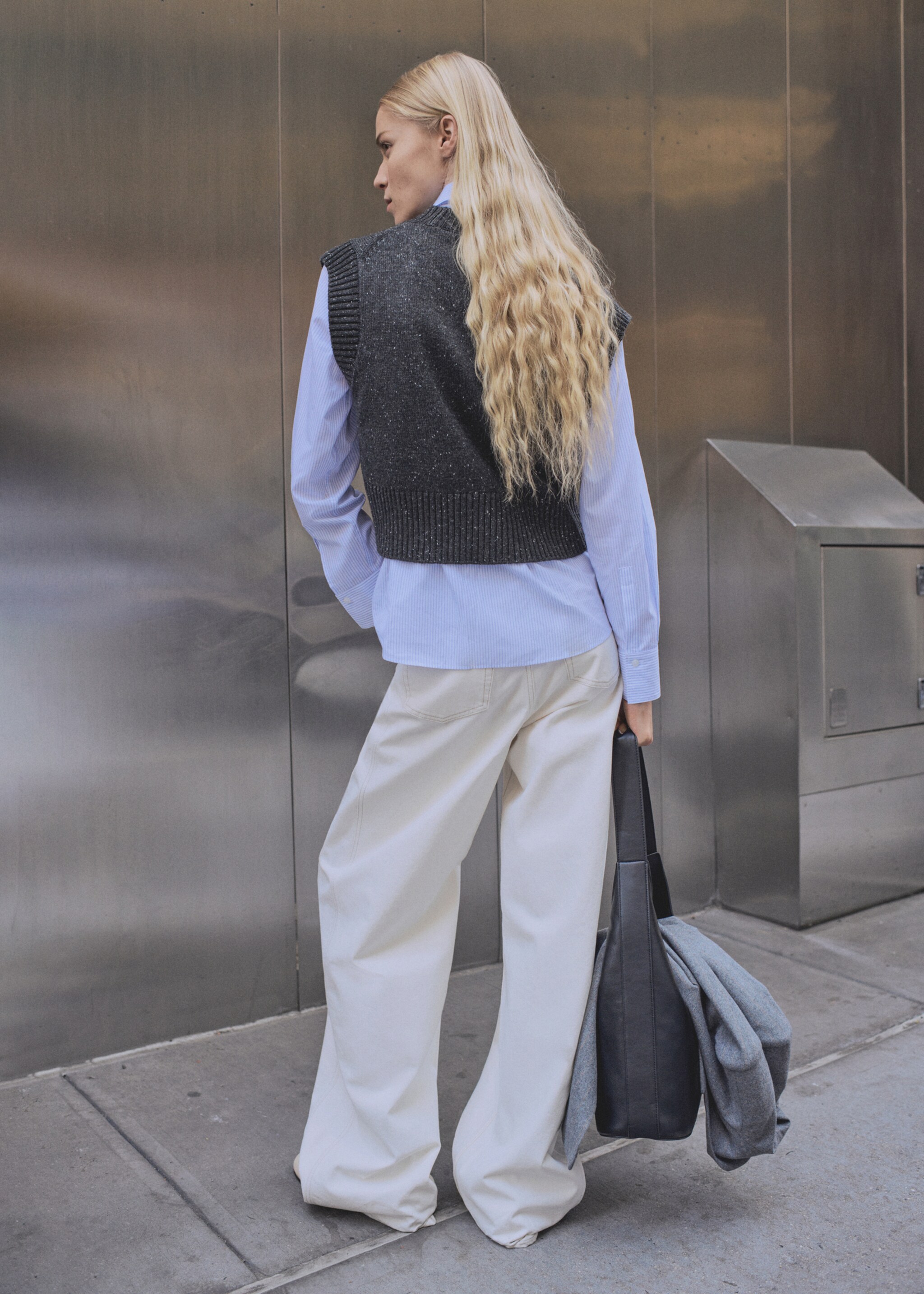 Vestă din tricot cu guler în V - Spatele articolului, Gri mediu. Ref: 87050361-00.