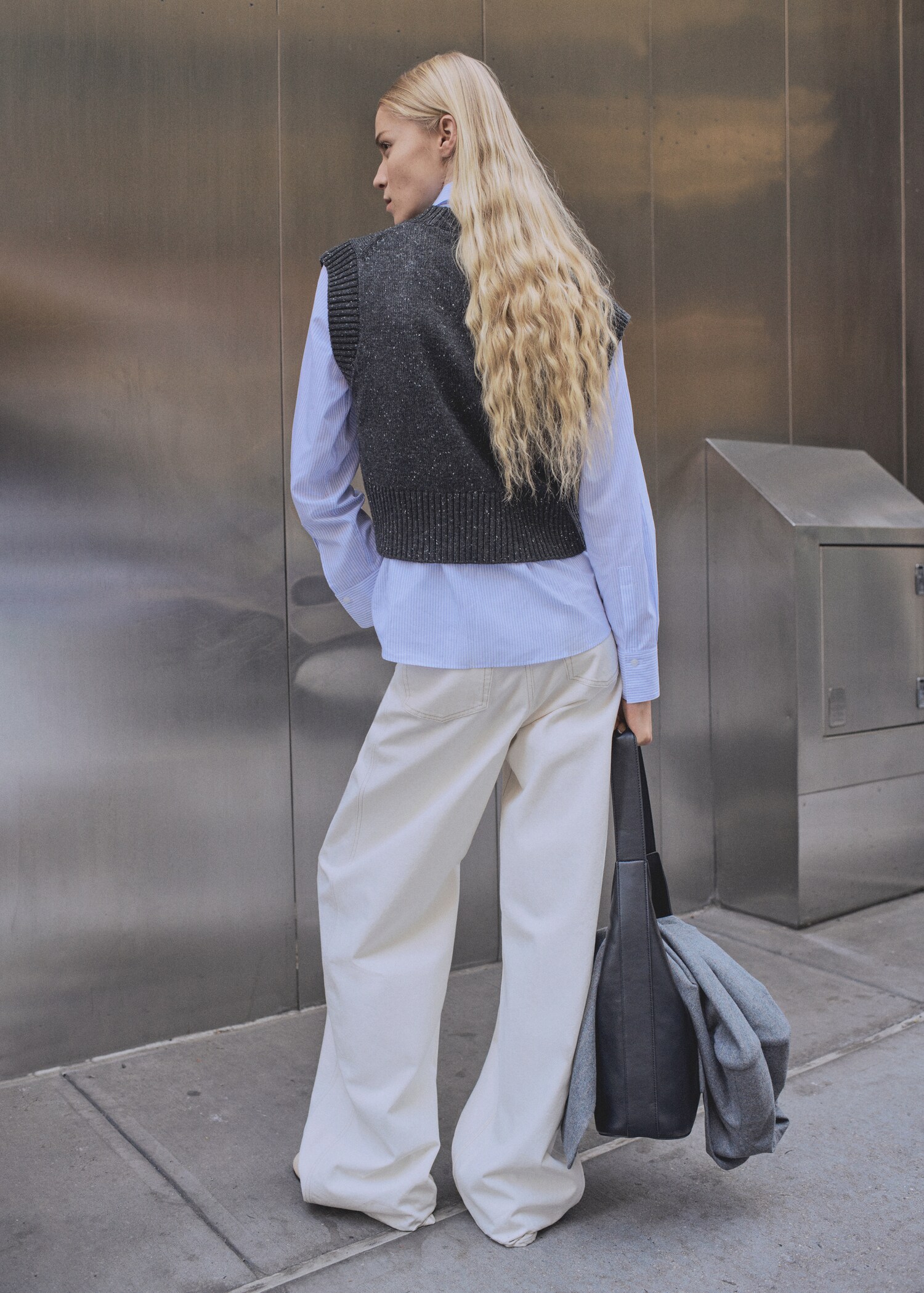 Strickpullunder mit V-Ausschnitt - Rückseite des Artikels