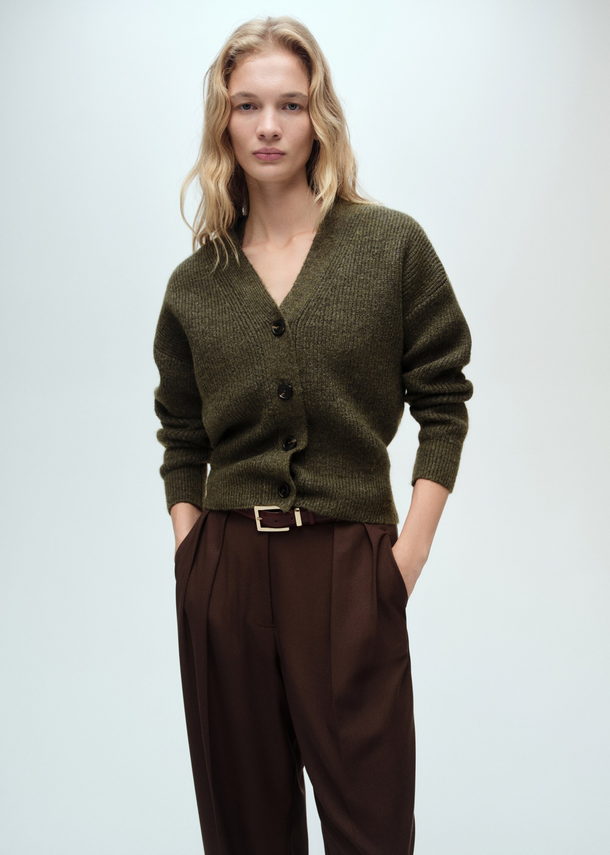 Gerippter Cardigan mit V-Ausschnitt - Mittlere Ansicht, Khaki. Ref: 87050362-00.
