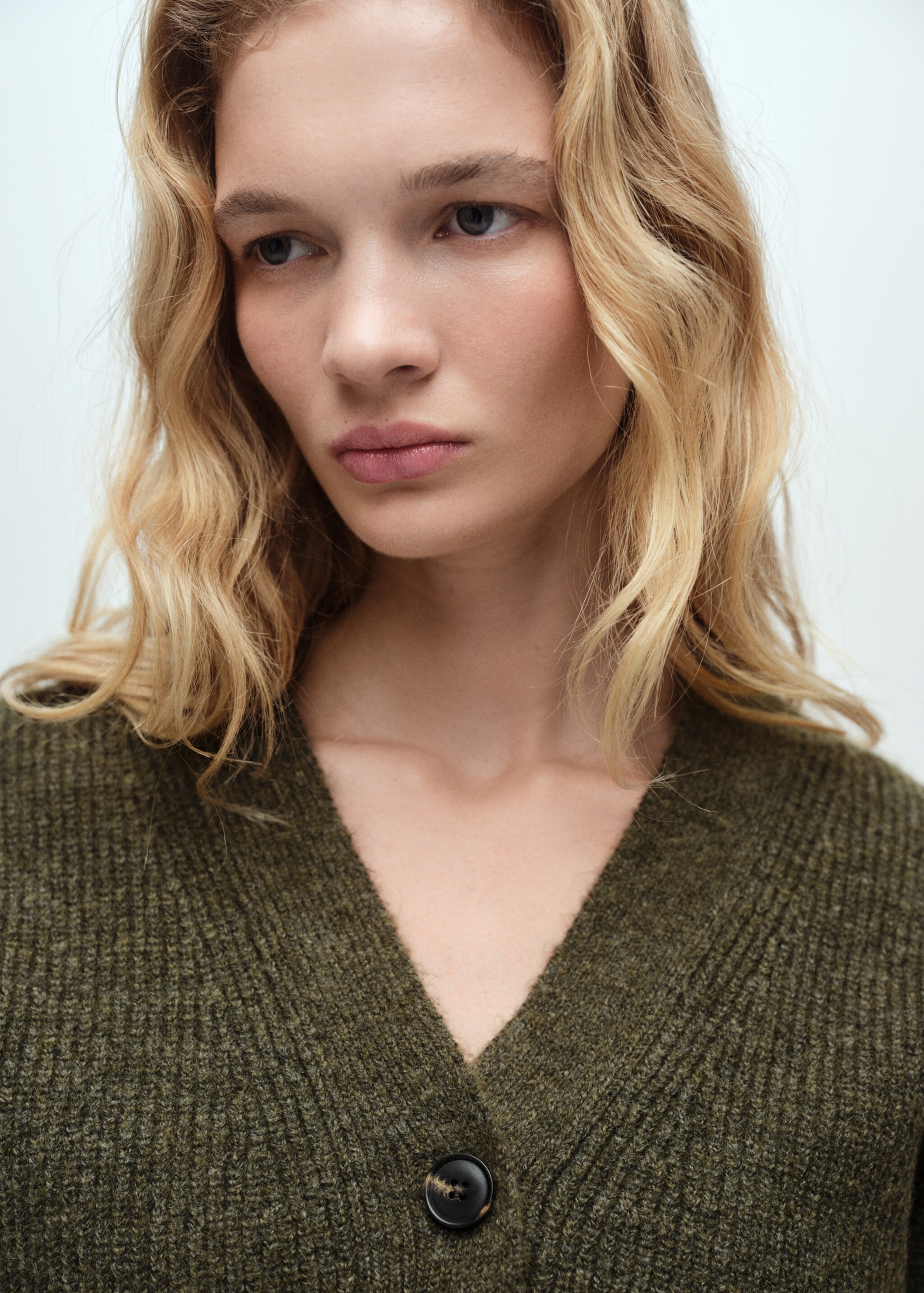 Gerippter Cardigan mit V-Ausschnitt - Detail des Artikels 1, Khaki. Ref: 87050362-00.