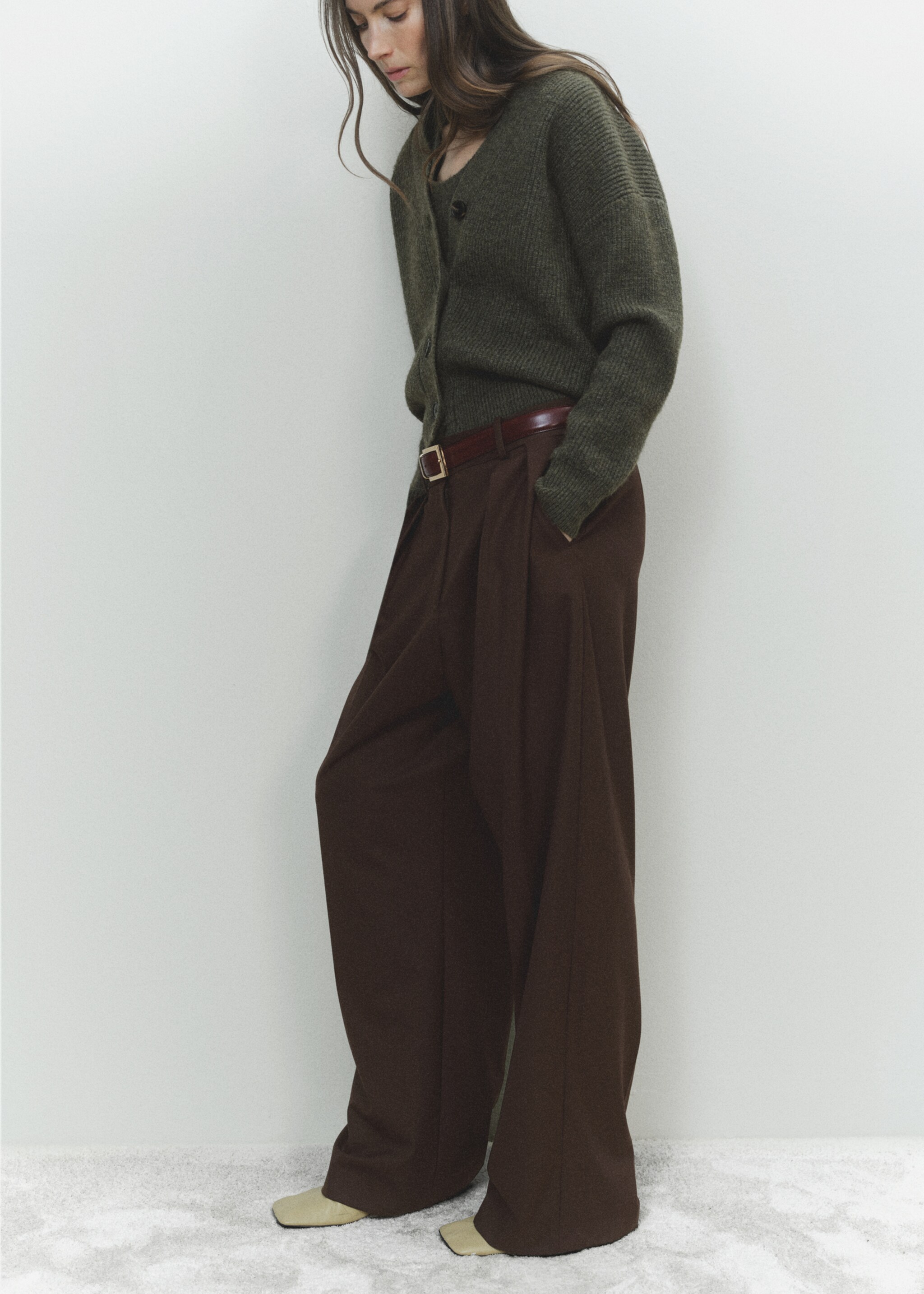 Gerippter Cardigan mit V-Ausschnitt - Detail des Artikels 6, Khaki. Ref: 87050362-00.