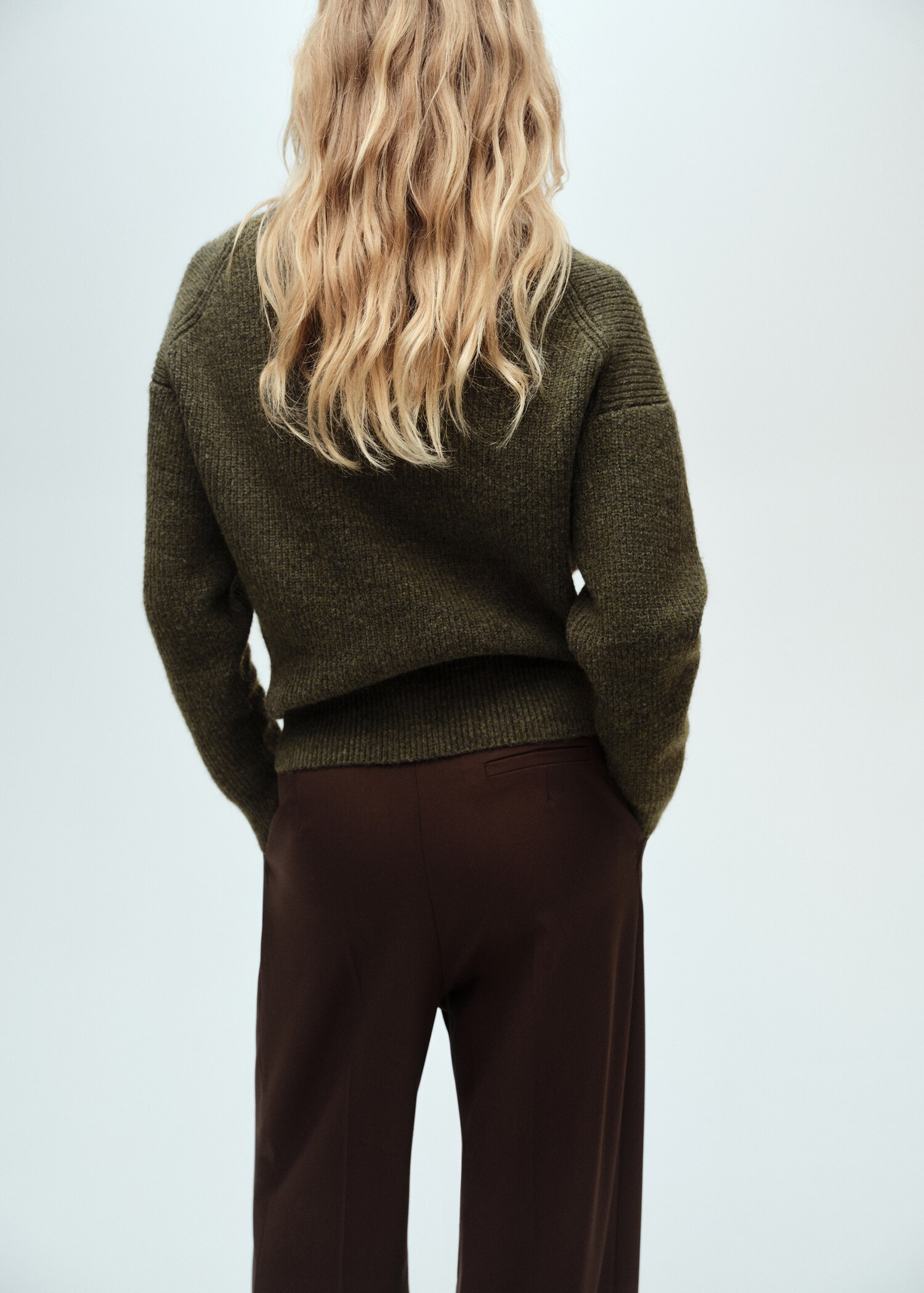 Gerippter Cardigan mit V-Ausschnitt - Rückseite des Artikels