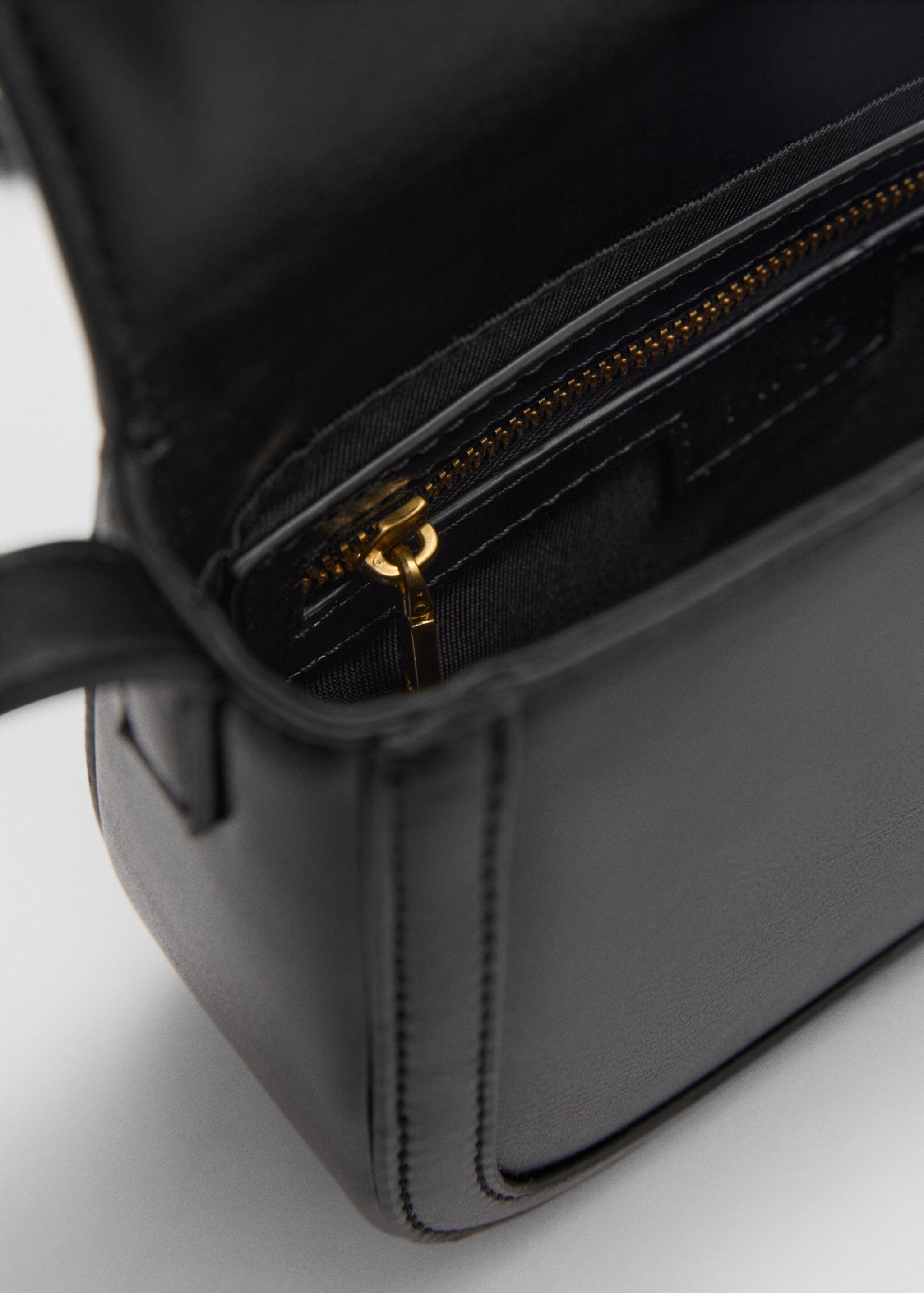 Crossbody bag with flap - Details of the article 2, Black. Ref: 87050406-00.