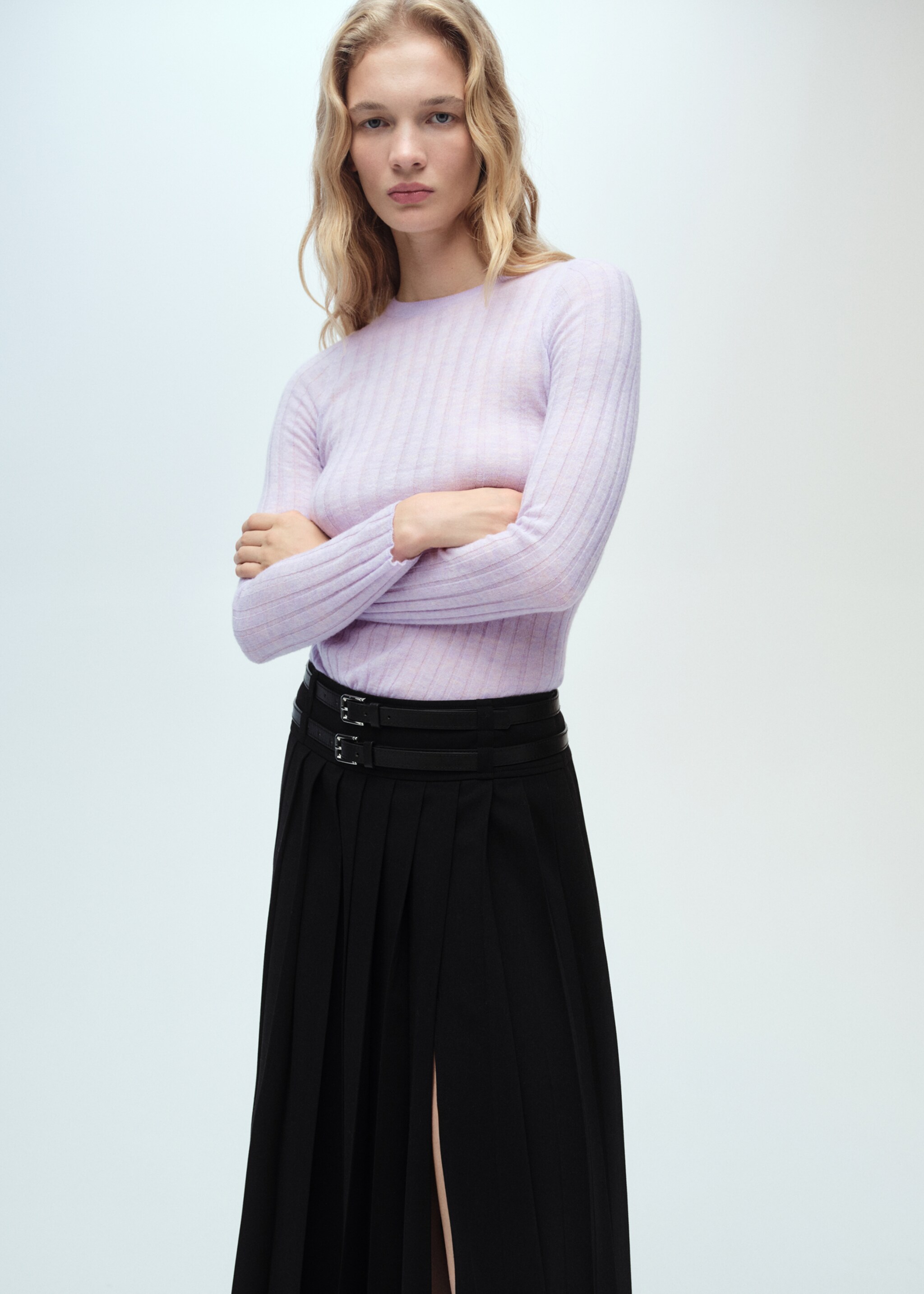 Ribbstickad tröja rund ringning - Bild av mittparti, Ljus/ pastell lila. Ref: 87050426-00.