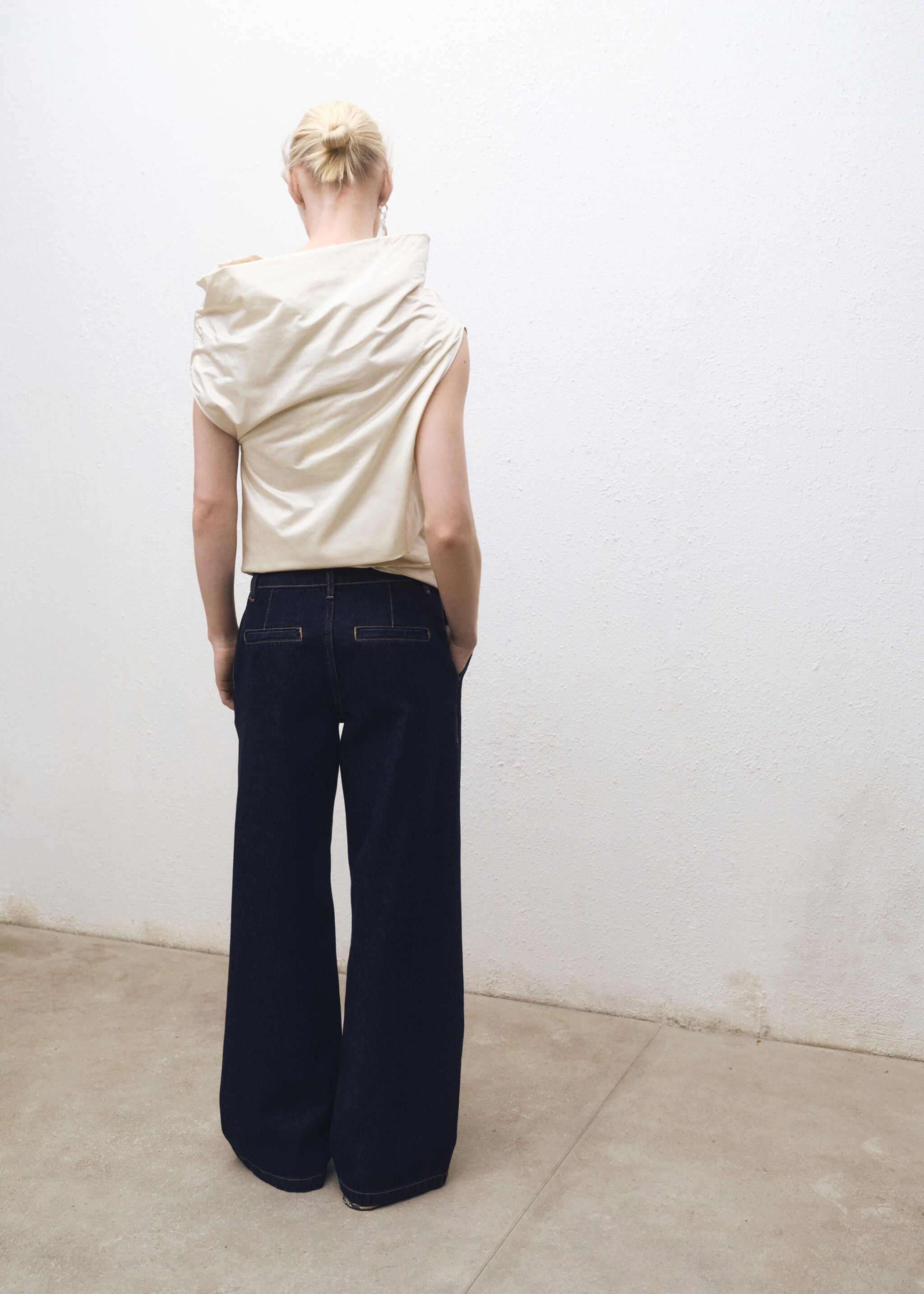 Rinse-wash wide leg jeans with pleats - Details of the article 2, Open Blue. Ref: 87050447-00.