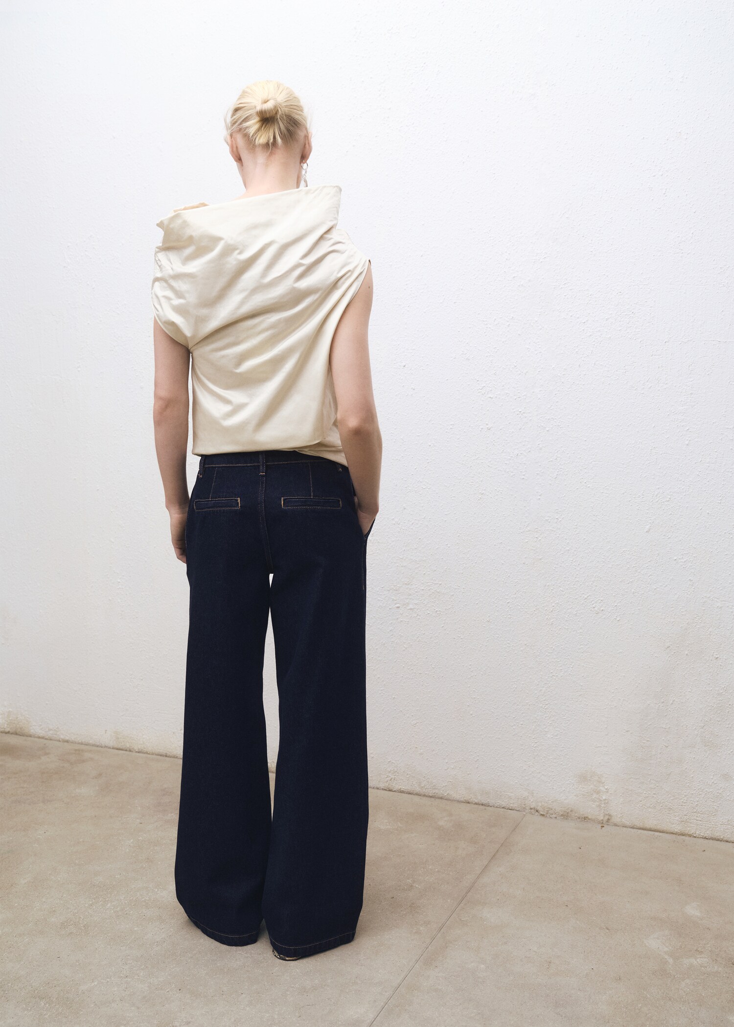 Rinse-wash wide leg jeans with pleats - Details of the article 2