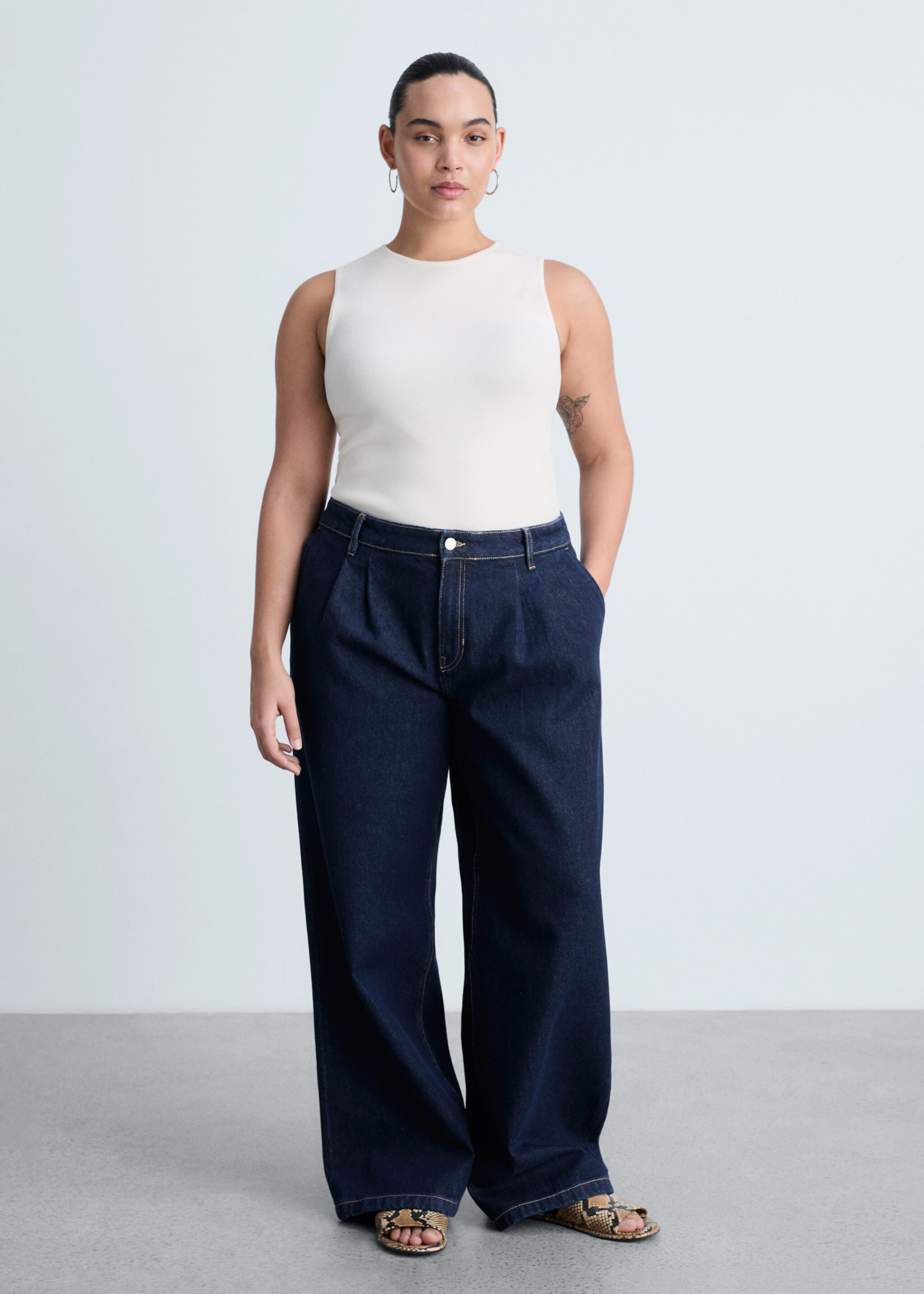 Rinse-wash wide leg jeans with pleats - Details of the article 3, Open Blue. Ref: 87050447-00.