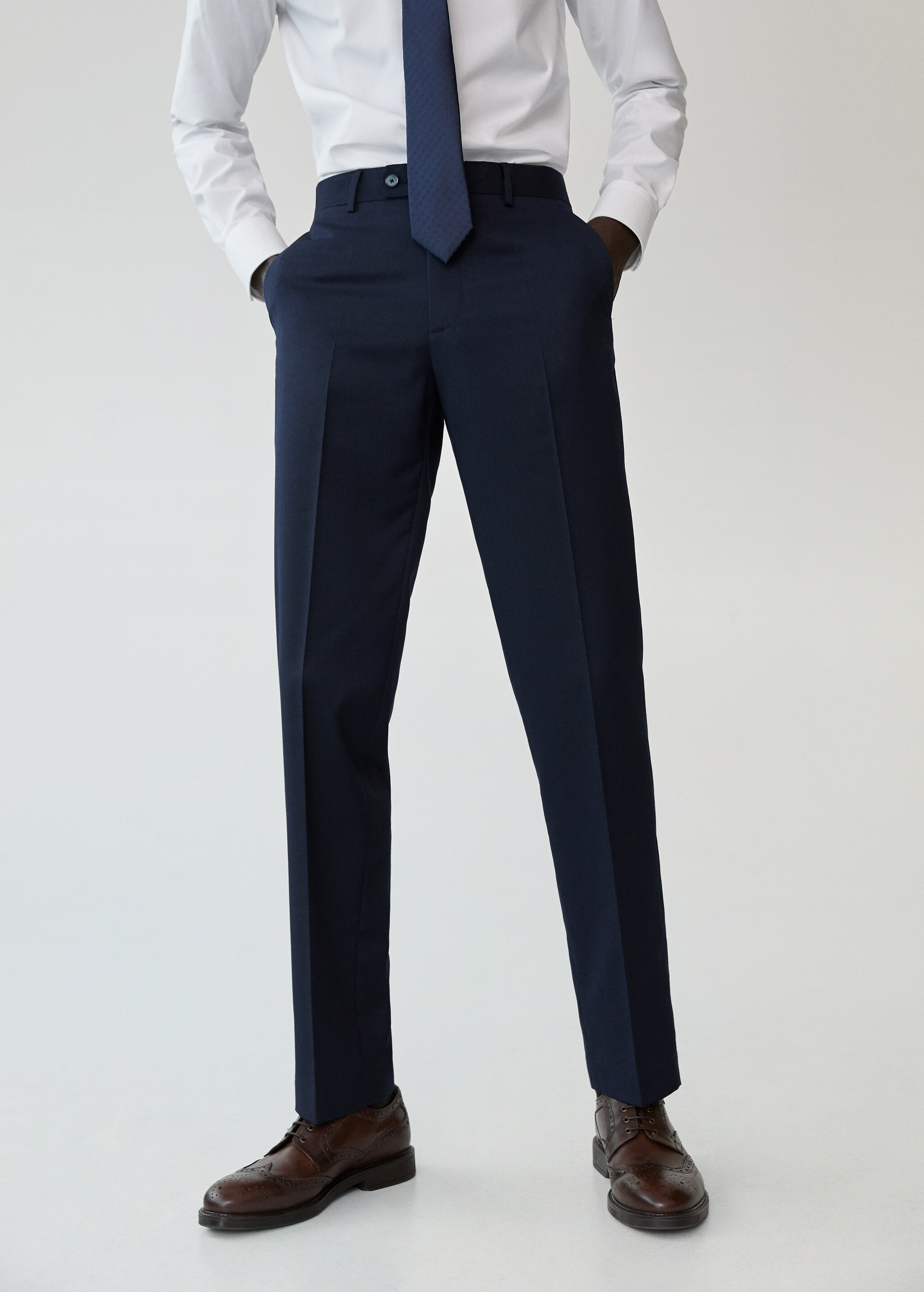 Pantalón traje regular fit microestructura - Plano medio