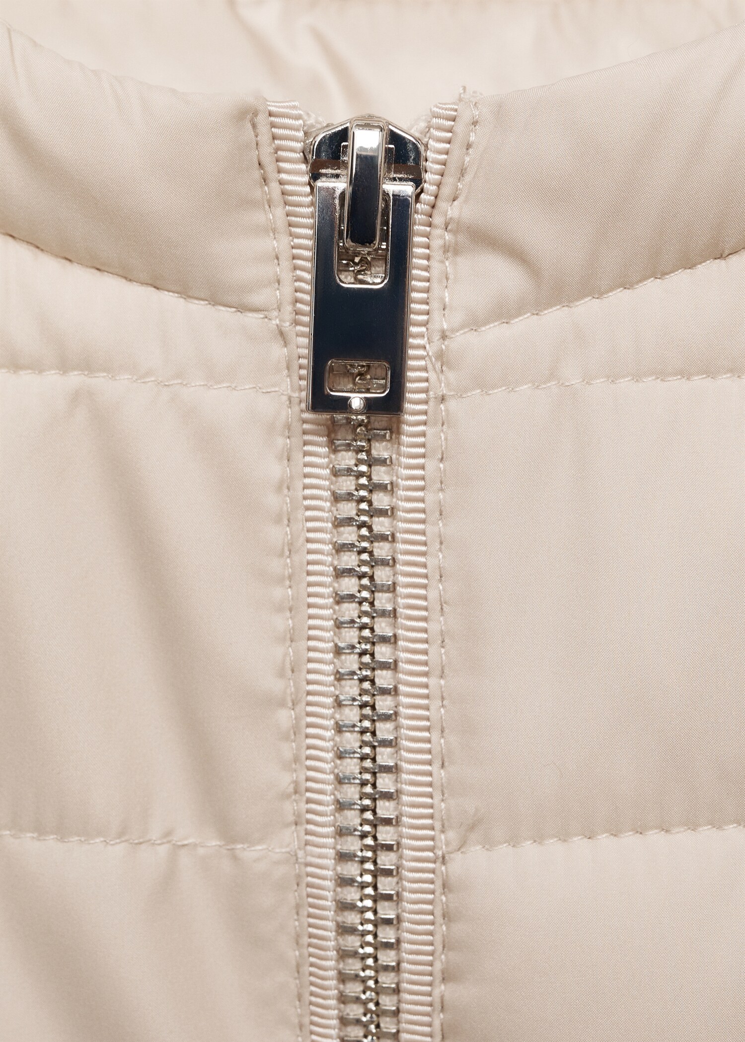Short padded anorak with pockets - Details of the article 8