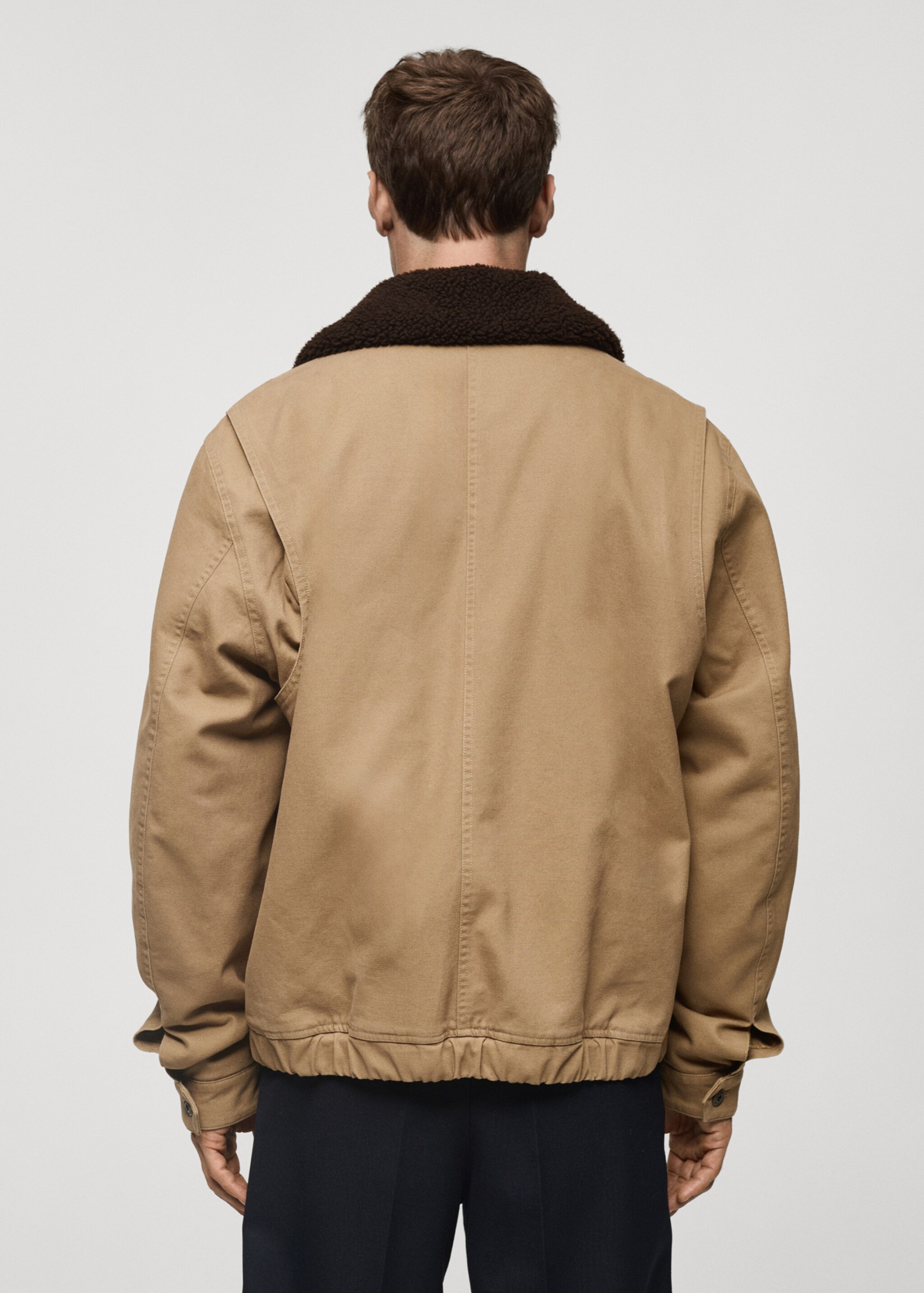 Gesteppte Jacke mit Shearling-Kragen - Rückseite des Artikels, Mittelbraun. Ref: 87050618-00.