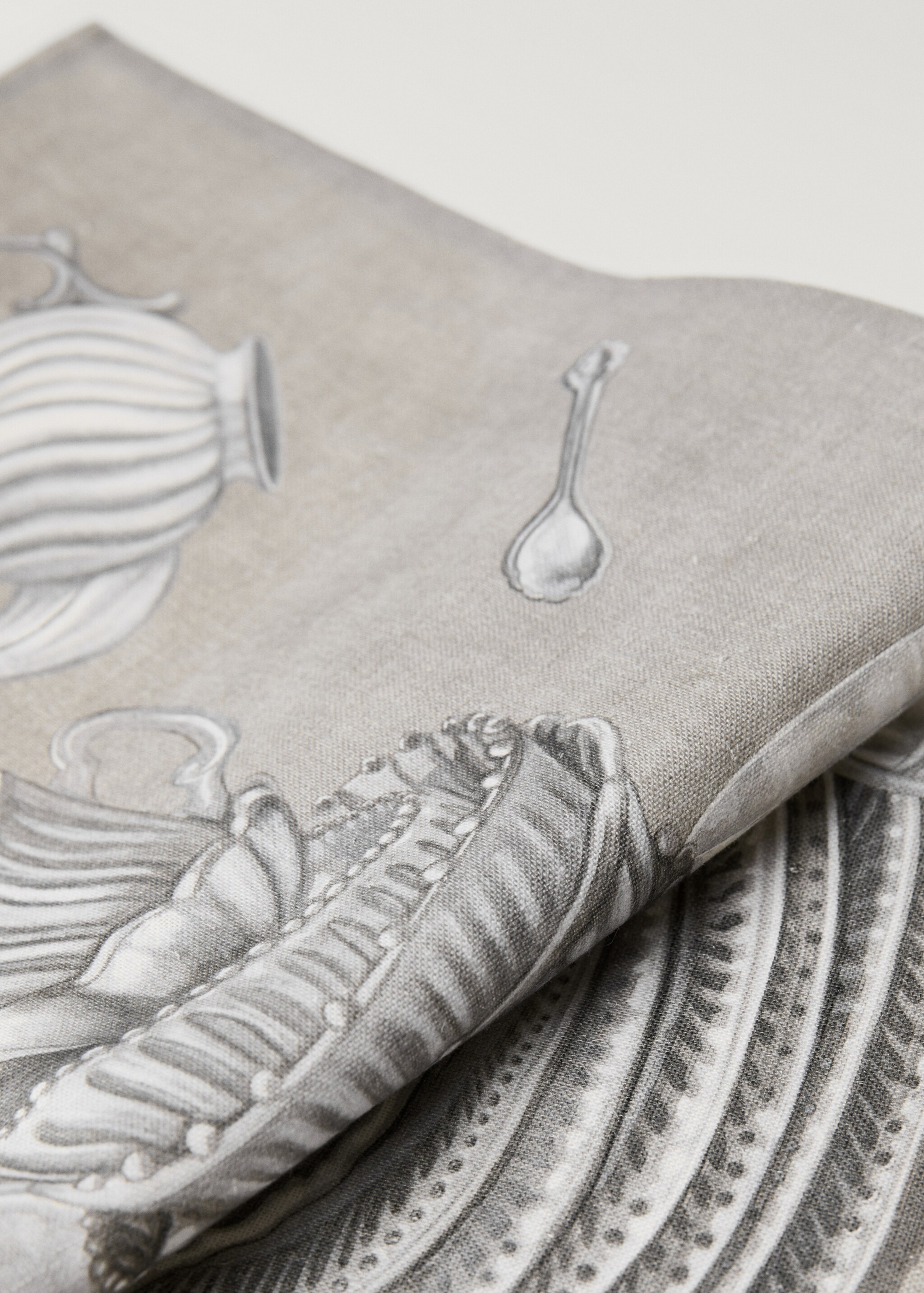 Cotton linen dish cloth with crockery print - Details of the article 2, Sand. Ref: 87050656-00.