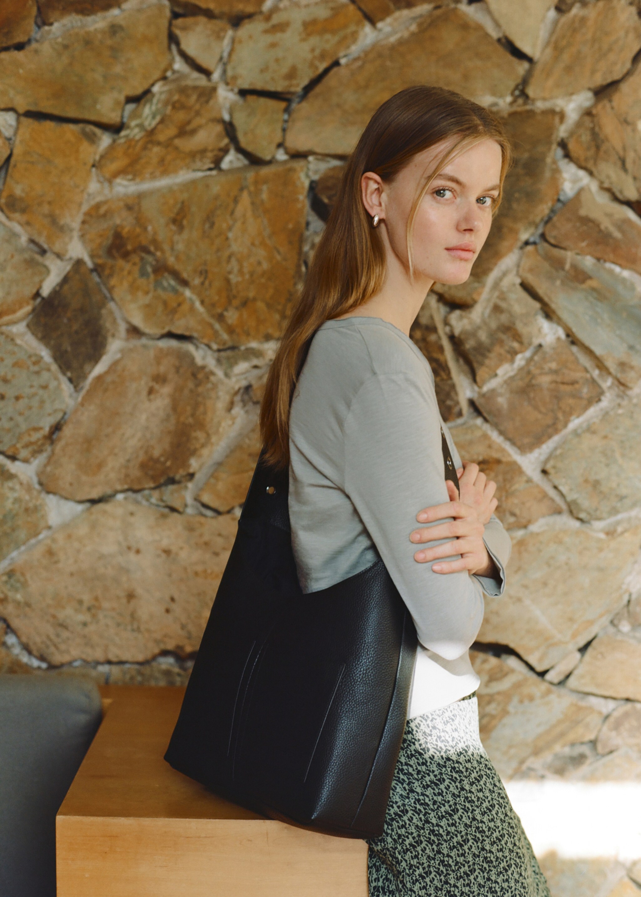 Torebka z ćwiekami i metalową rączką - Szczegóły artykułu 5, Czarny. Ref: 87051519-00.