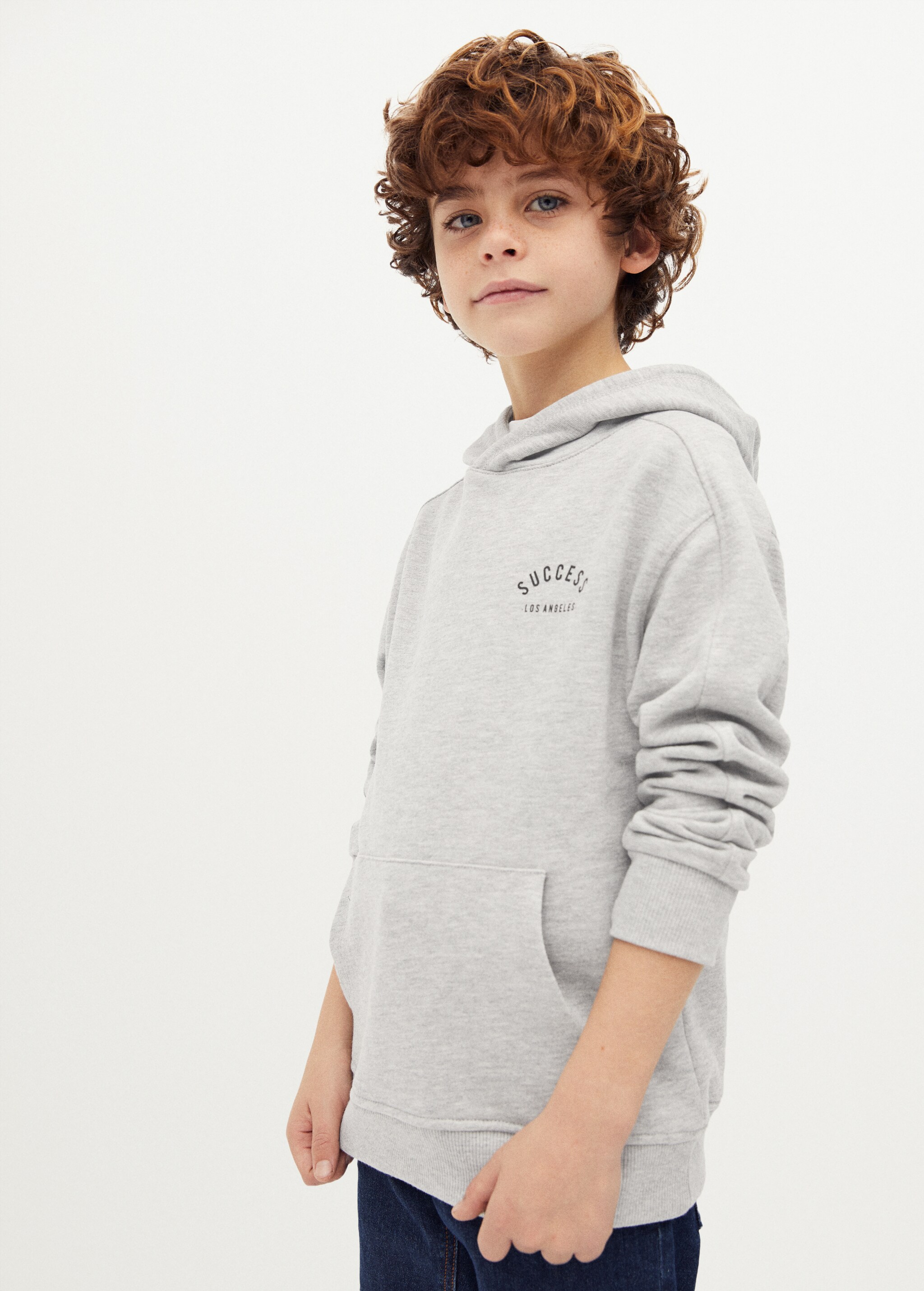 Sudadera capucha mensaje - Plano medio