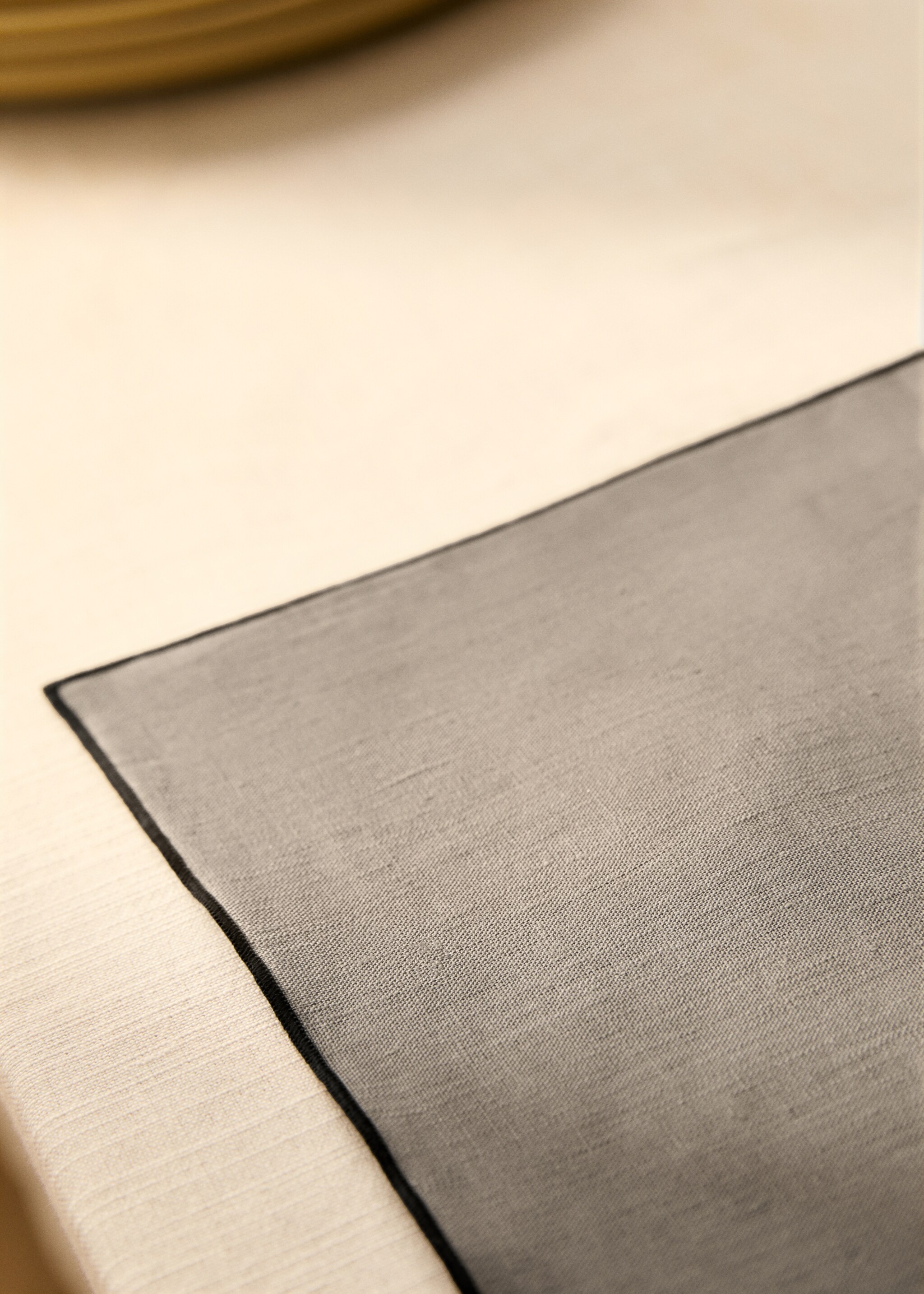 Set de table en lin détail de liséré - Détail de l'article 7, Gris clair/pastel. Ref: 87052948-00.