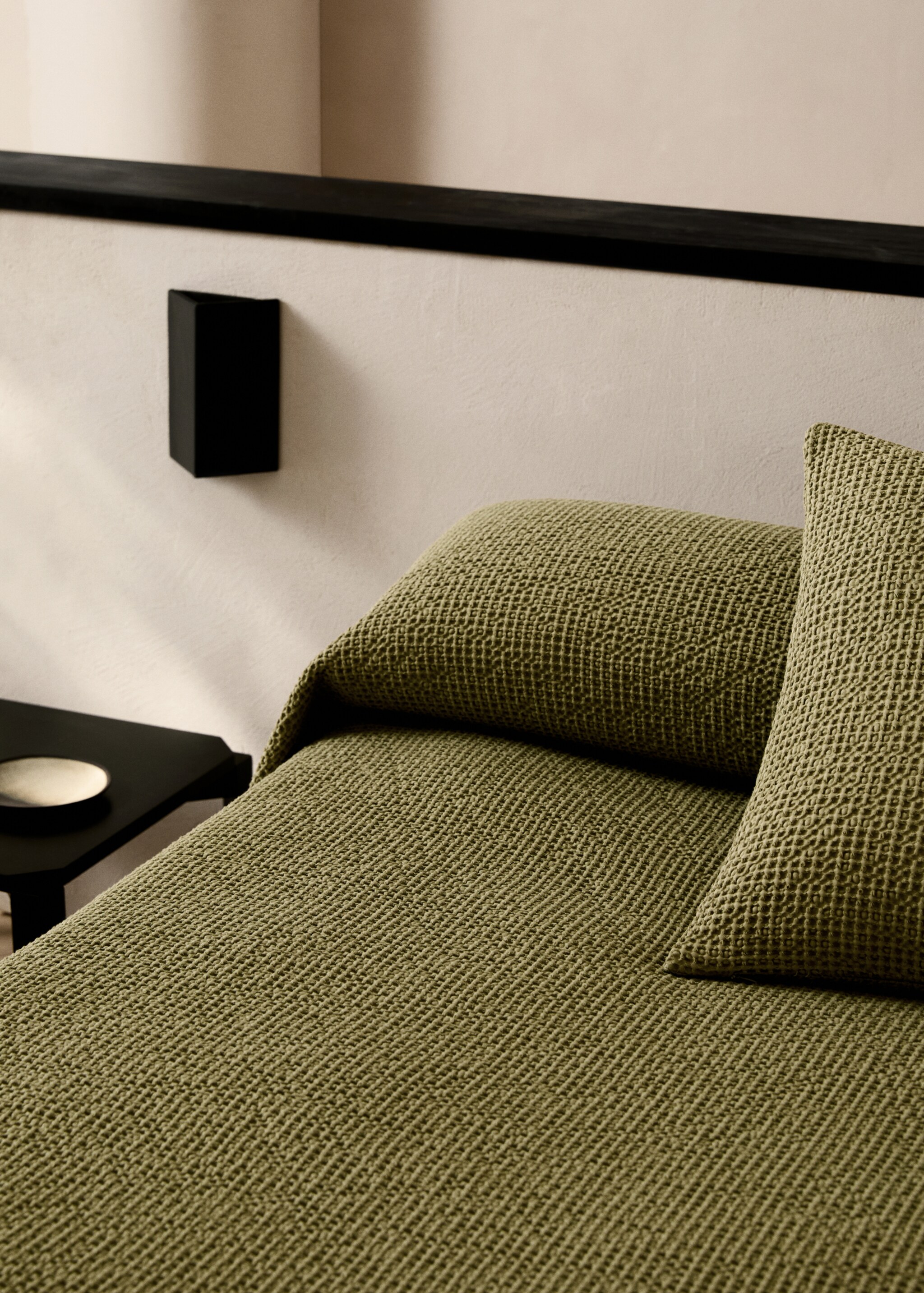 Garment-dyed waffle cotton bedspread for 130/150 cm bed - Details of the article 7, Khaki. Ref: 87052958-00.