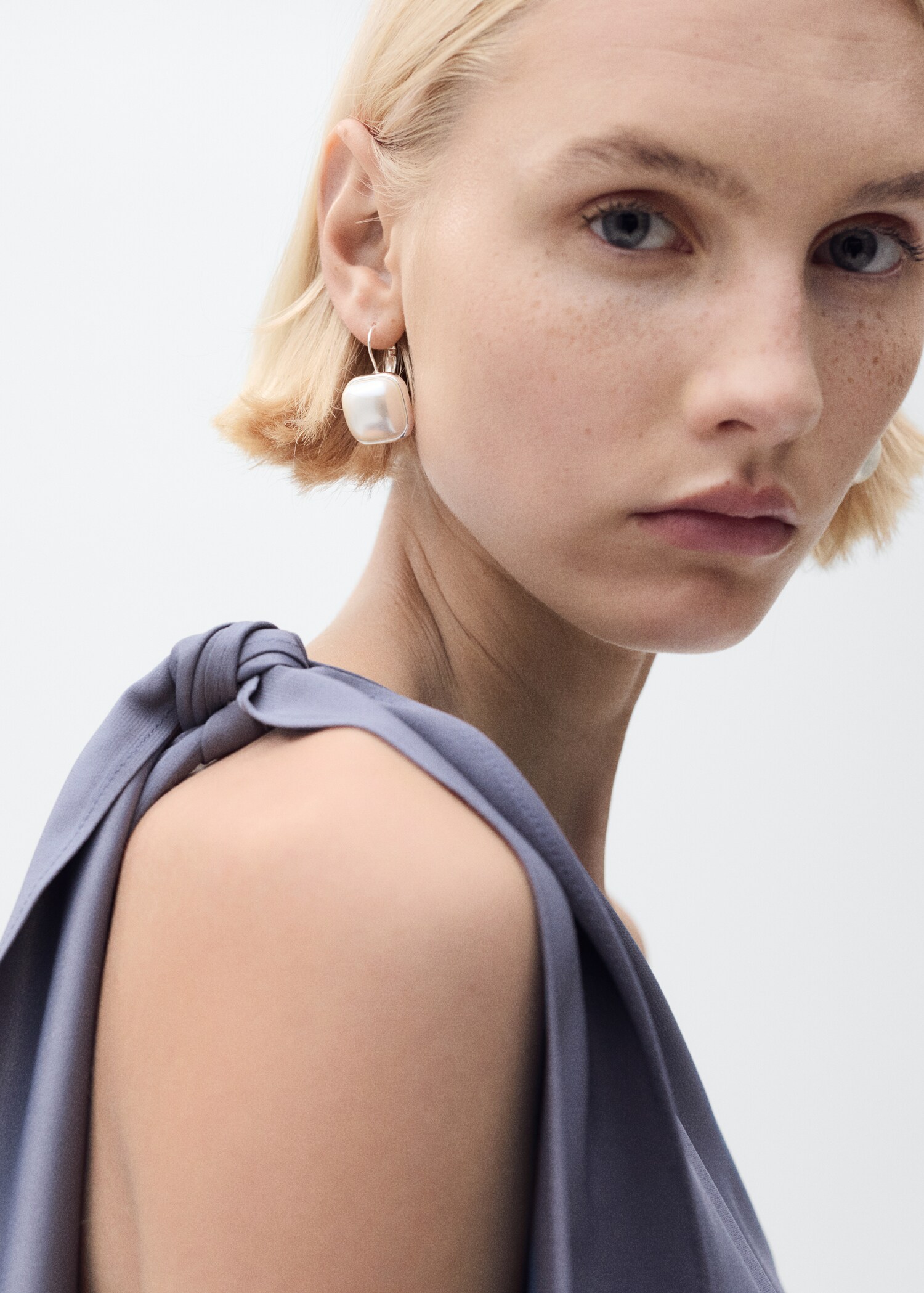 Saténový asymetrický overal s mašlí - Detail zboží 1