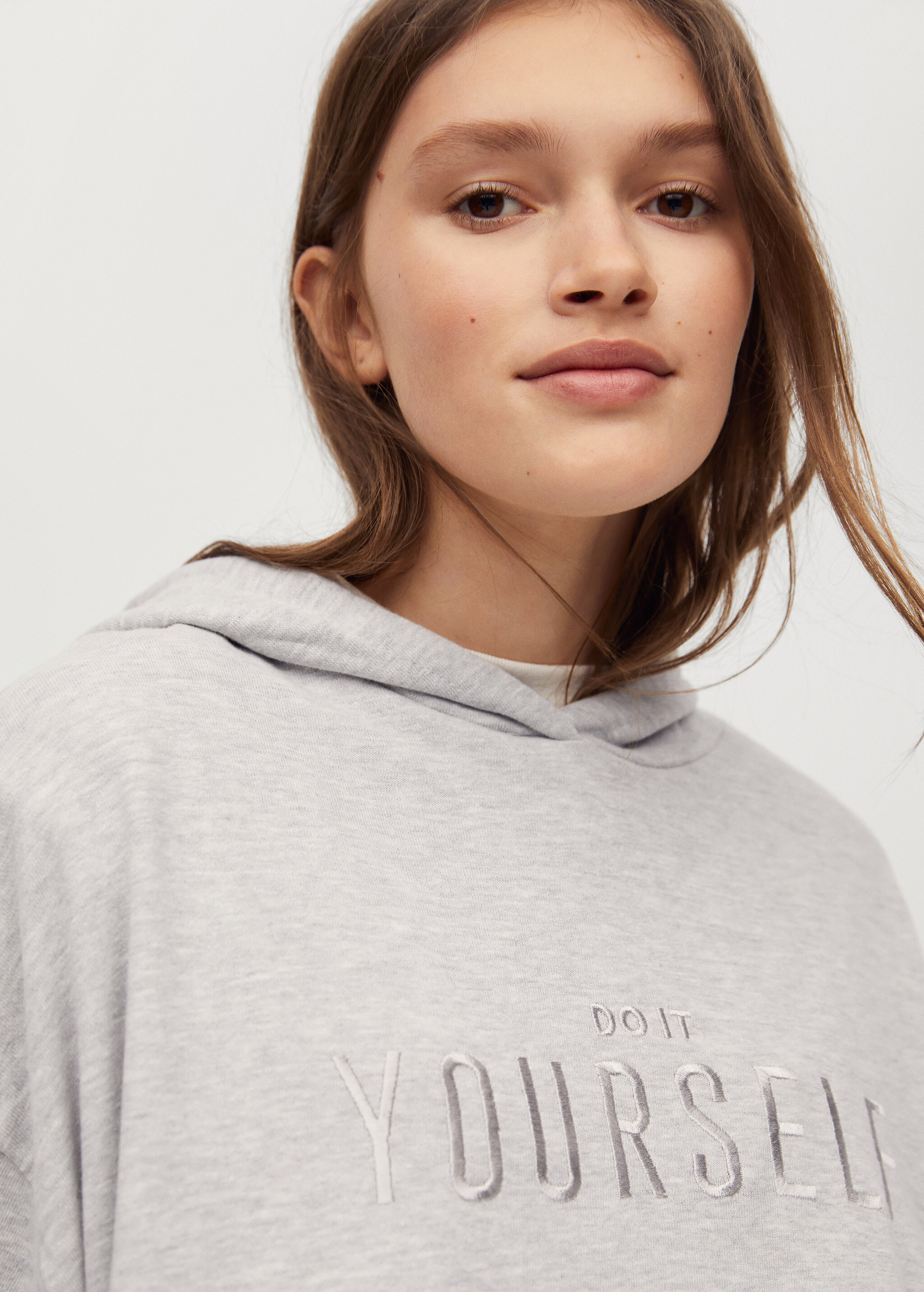 Sudadera oversize mensaje - Plano medio