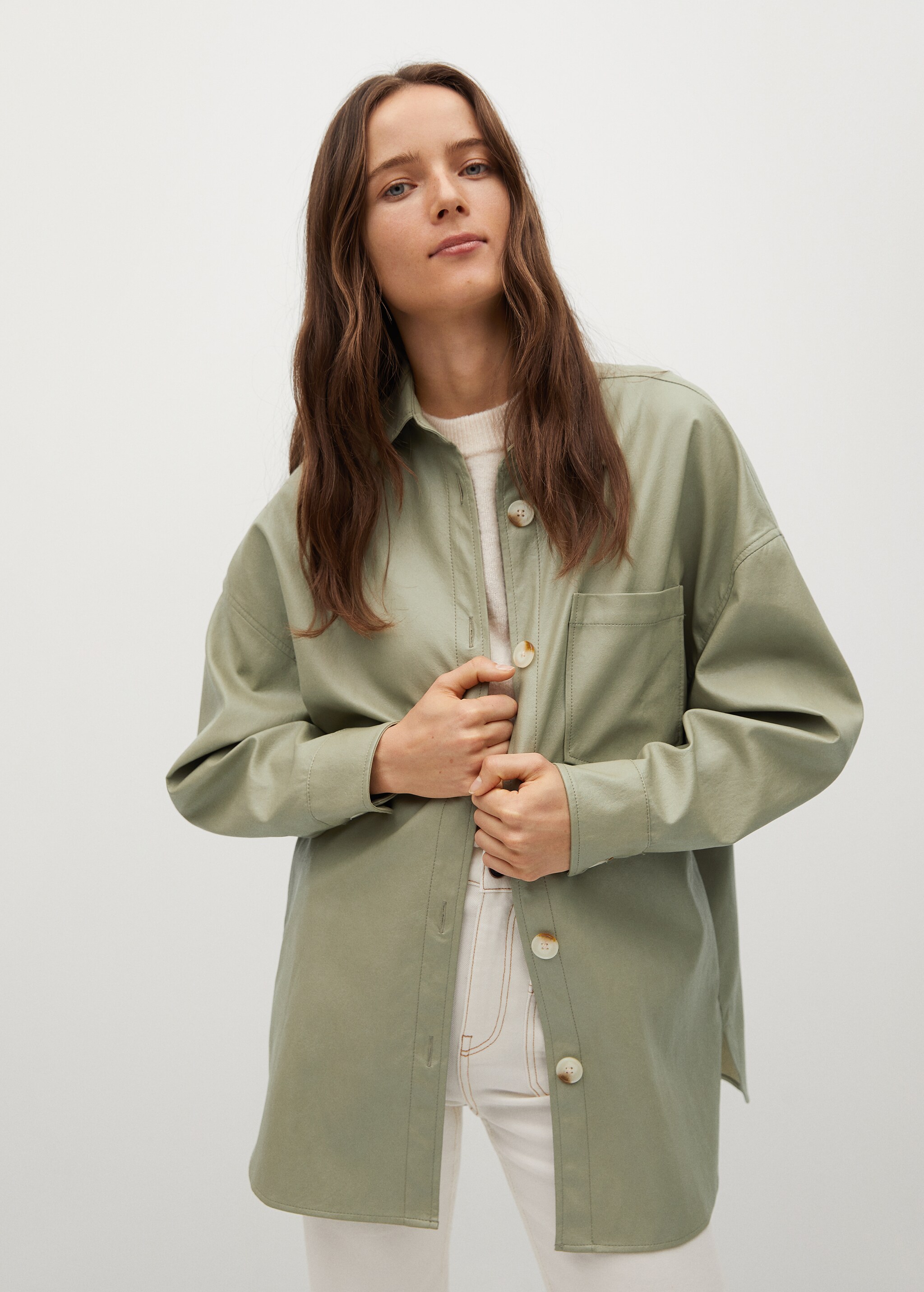 Sobrecamisa efecto piel oversize - Plano medio