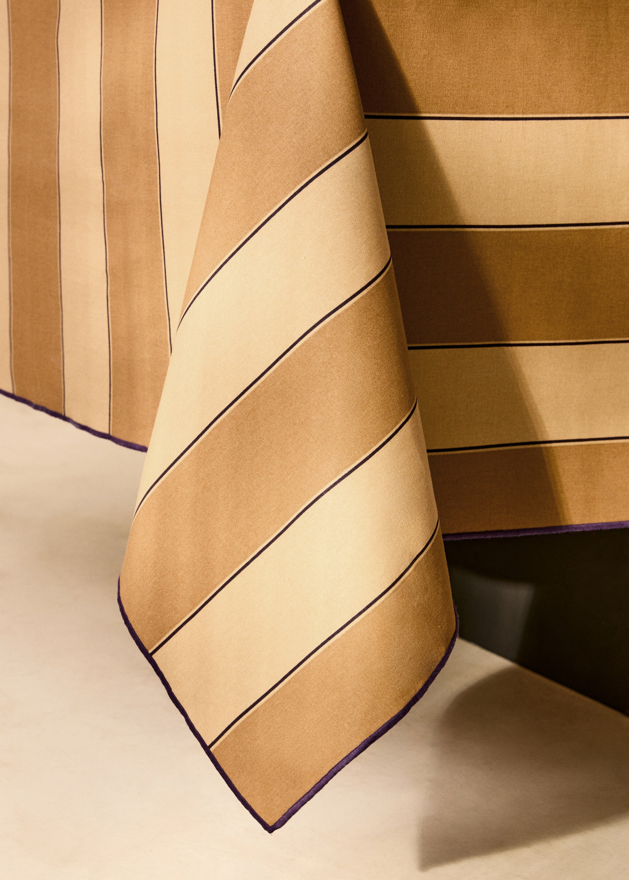 Cotton tablecloth with resin stripe for 2 to 4 diners - Details of the article 8, Mustard. Ref: 87053298-00.