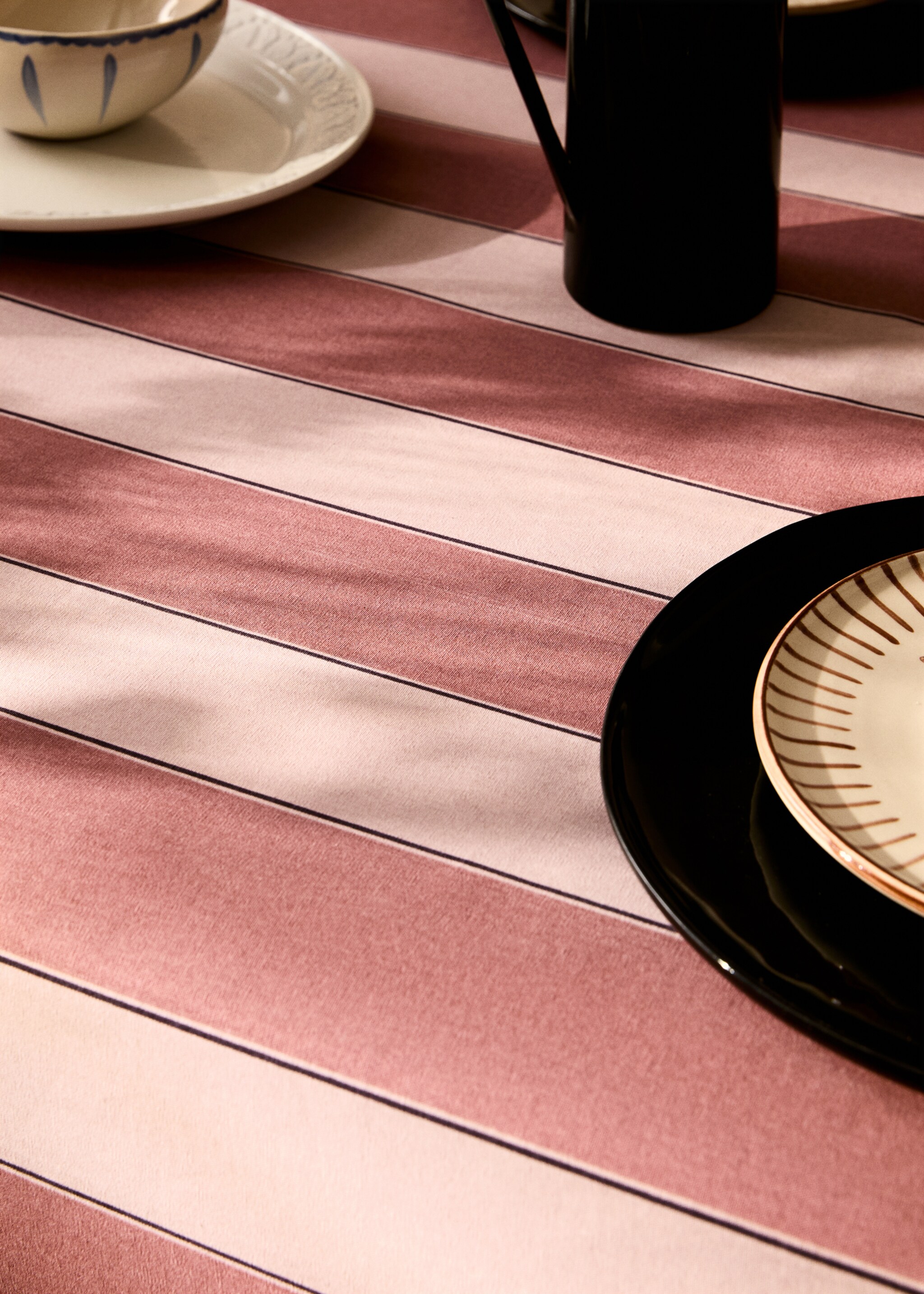 Cotton tablecloth with resin stripe for 6 to 8 diners - Details of the article 7, Pink. Ref: 87053299-00.