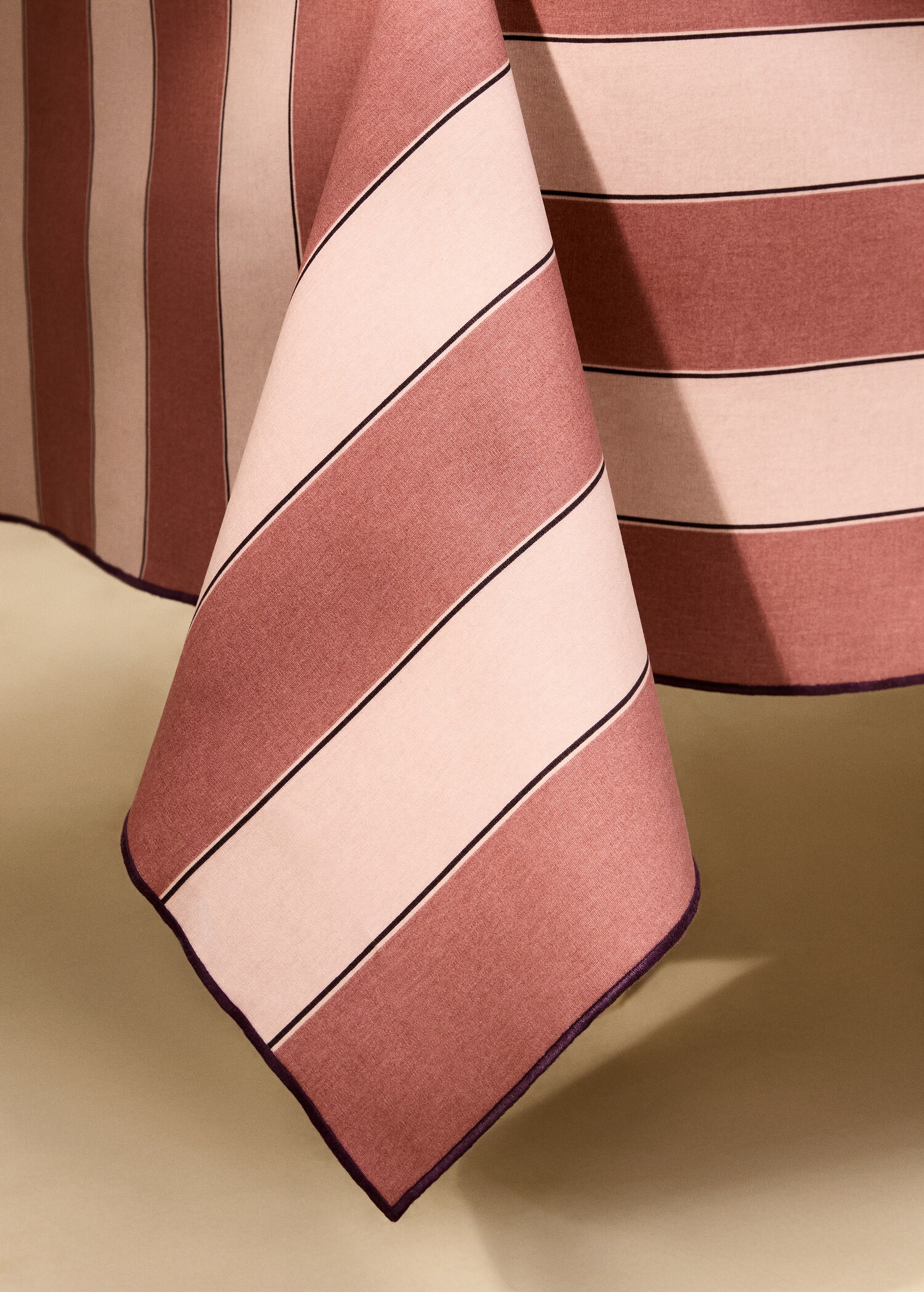 Cotton tablecloth with resin stripe for 6 to 8 diners - Details of the article 8