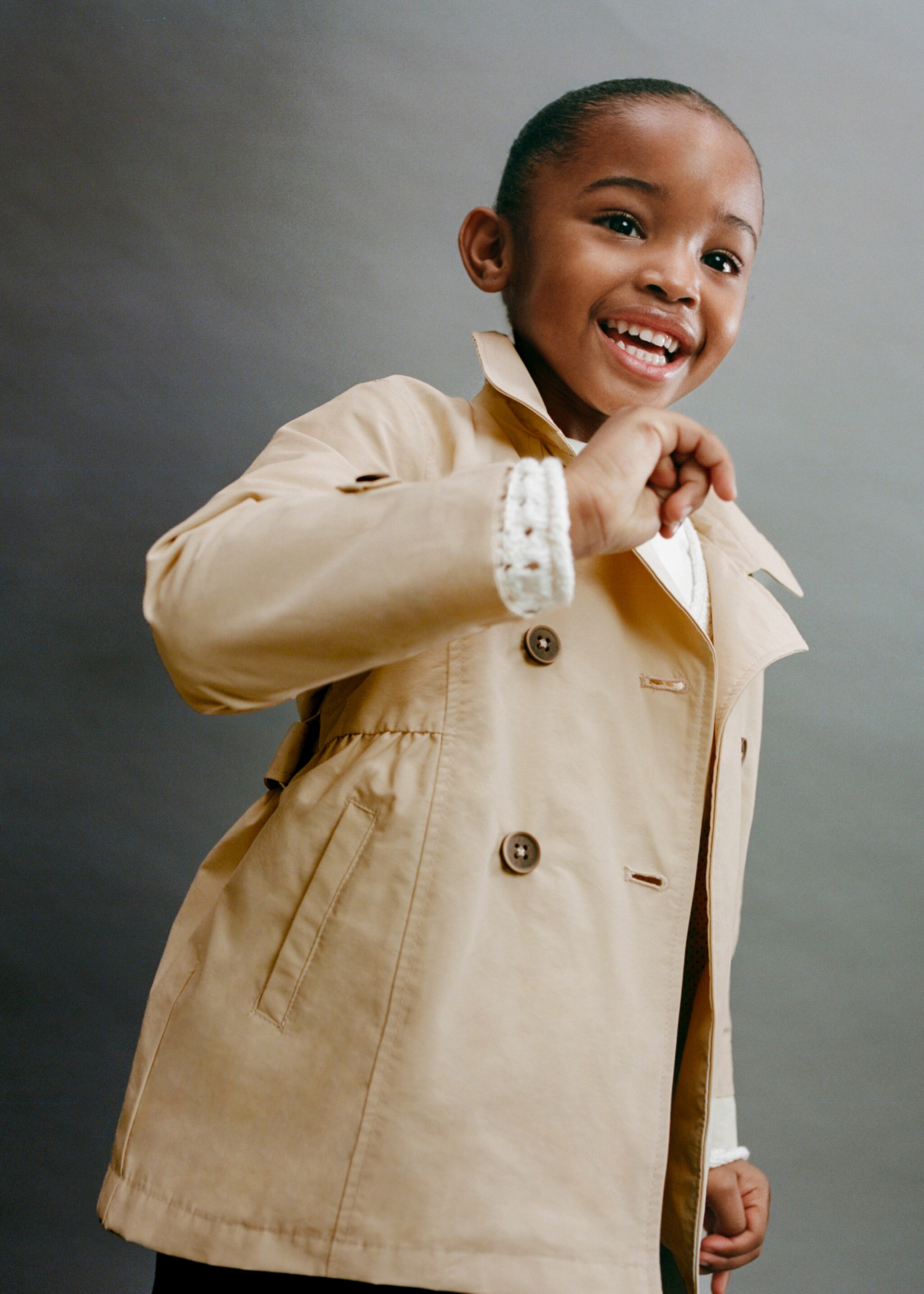 Buttons trench waistcoat - Details of the article 6, Sand. Ref: 87053634-00.