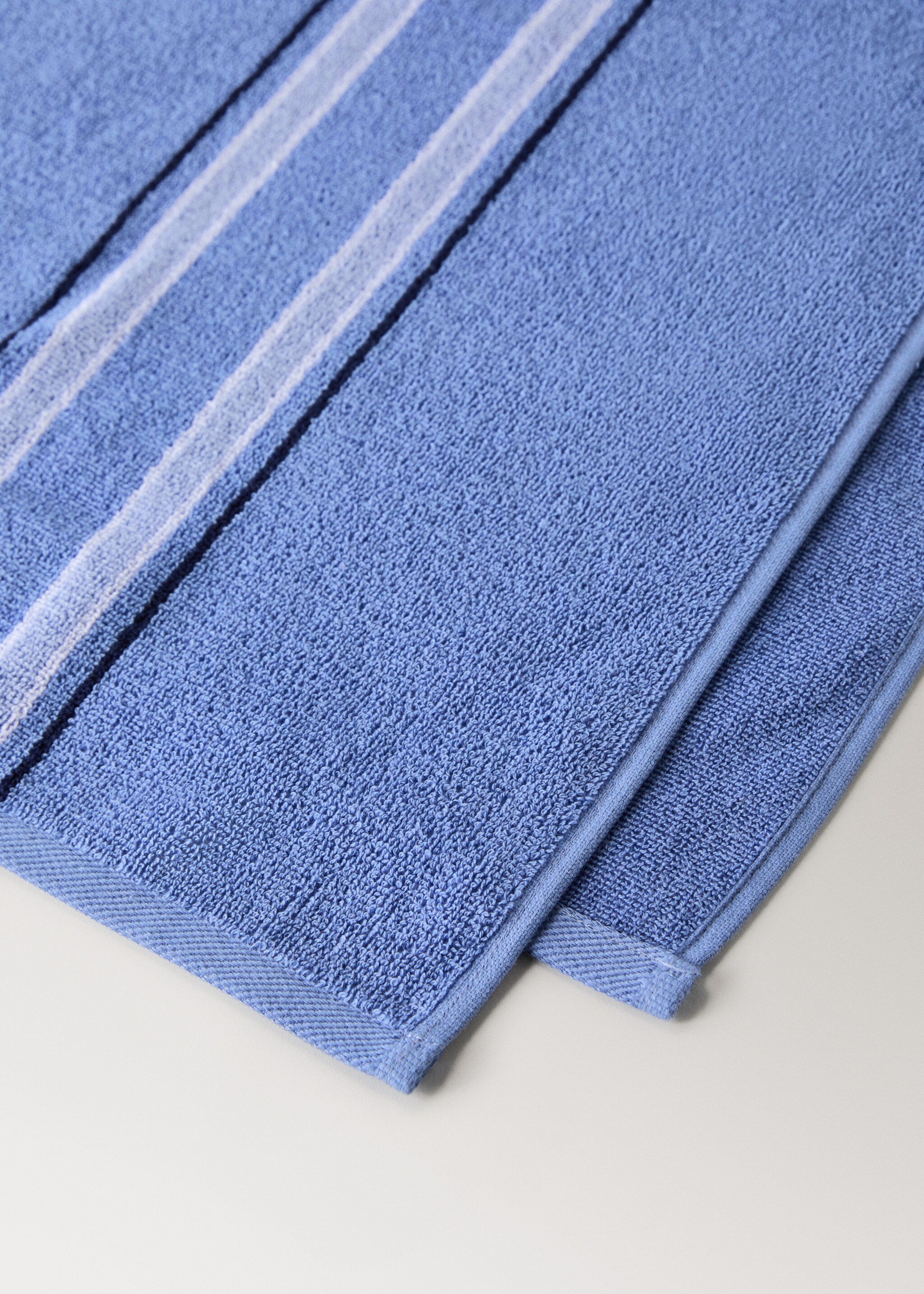 Multi-coloured striped beach towel - Details of the article 1, Blue. Ref: 87053657-00.