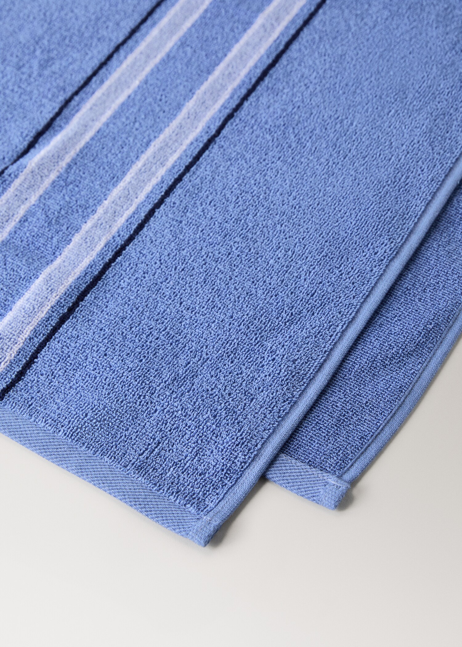 Multi-coloured striped beach towel - Details of the article 1