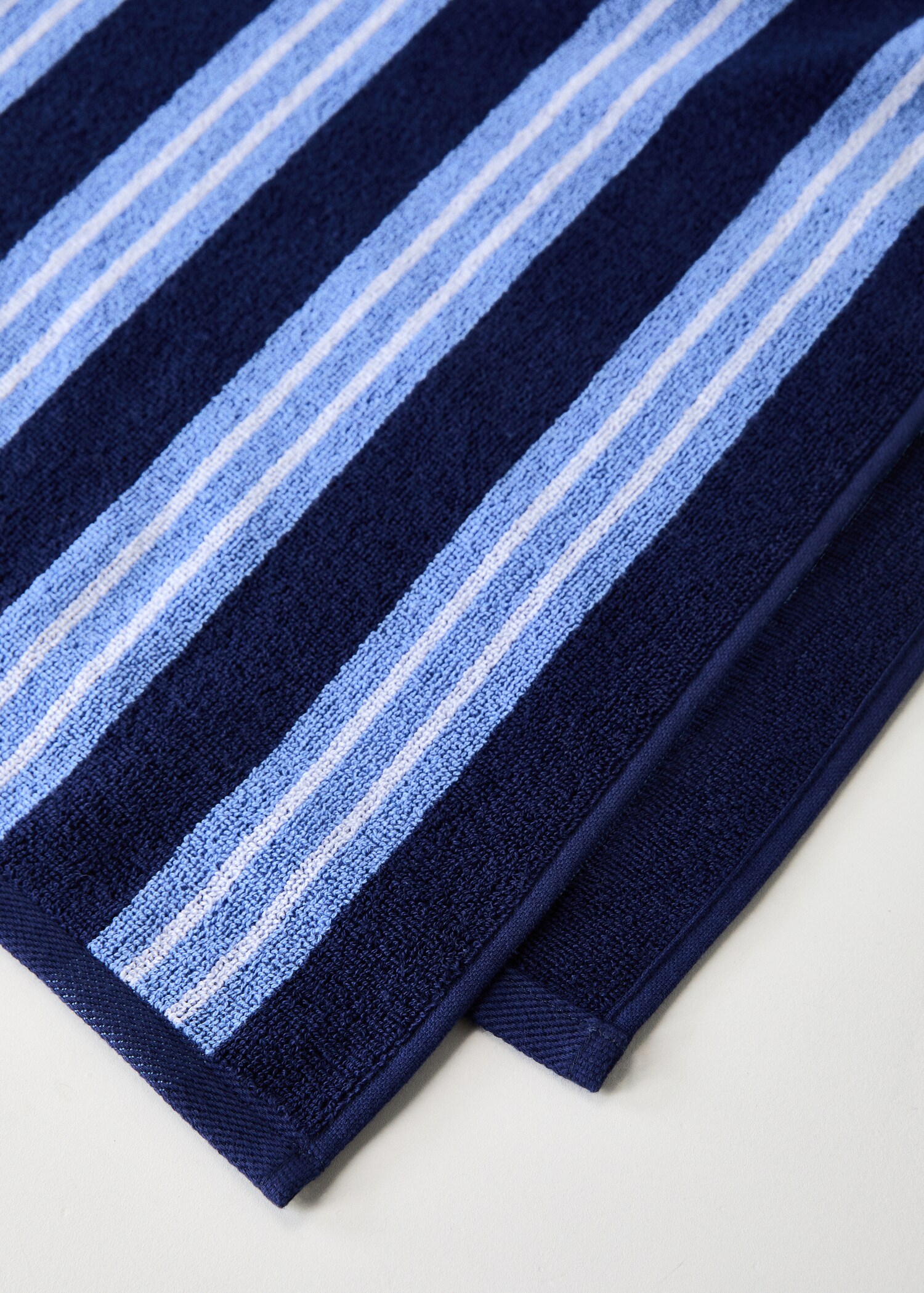 Multi-coloured striped beach towel - Details of the article 1