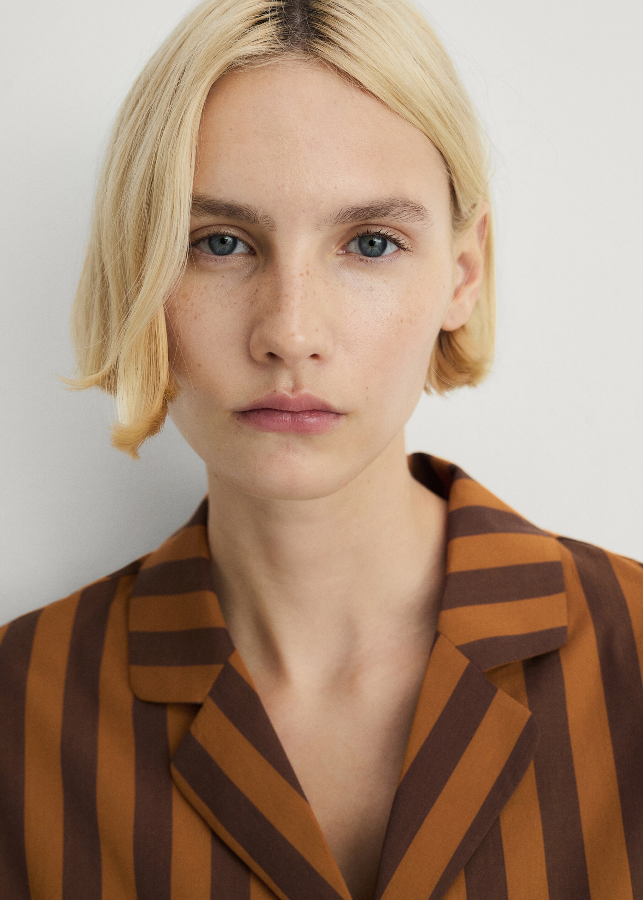 Two-tone woven striped short shirt - Details of the article 1, Brown. Ref: 87054067-00.