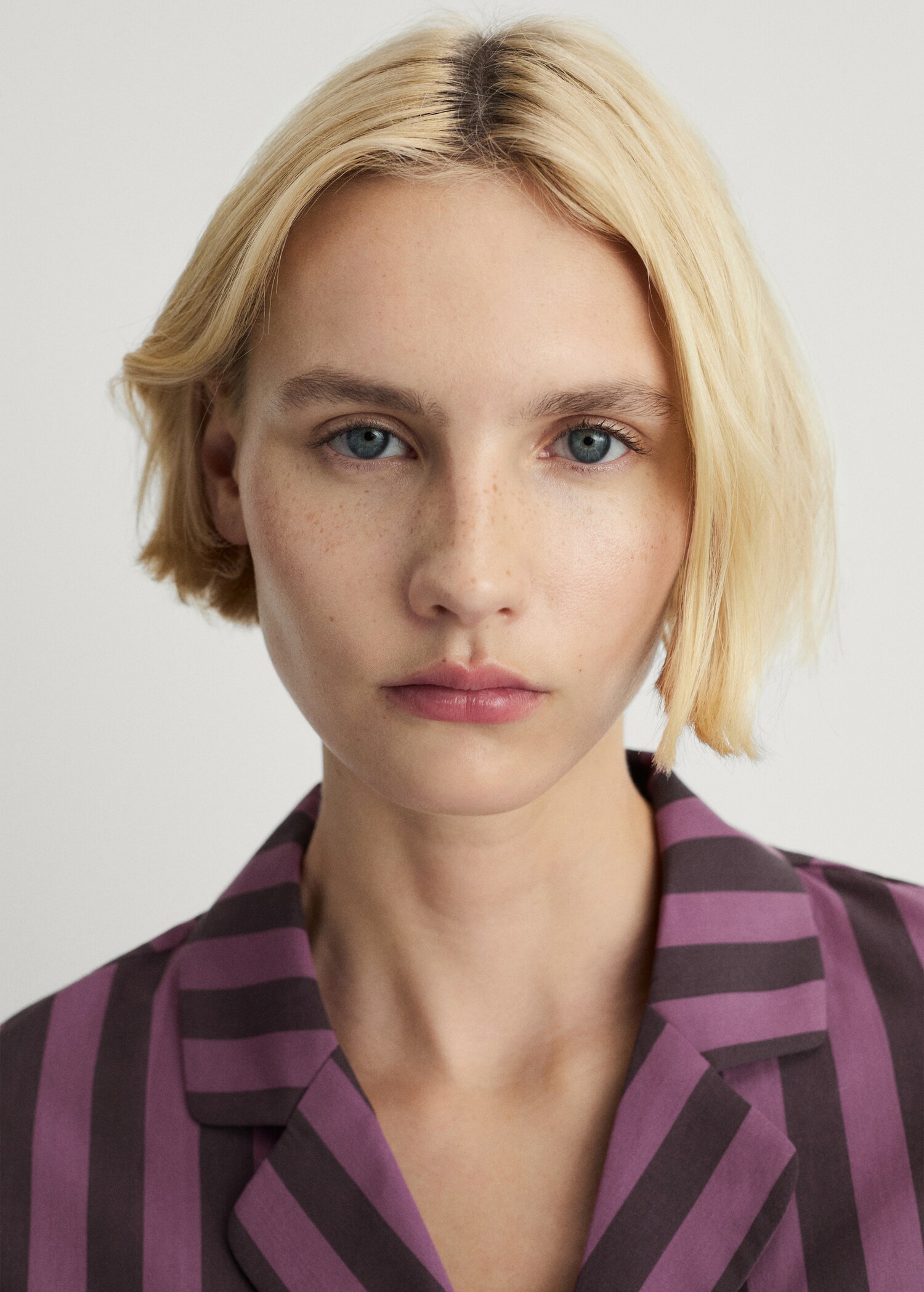 Two-tone woven striped short shirt - Details of the article 1