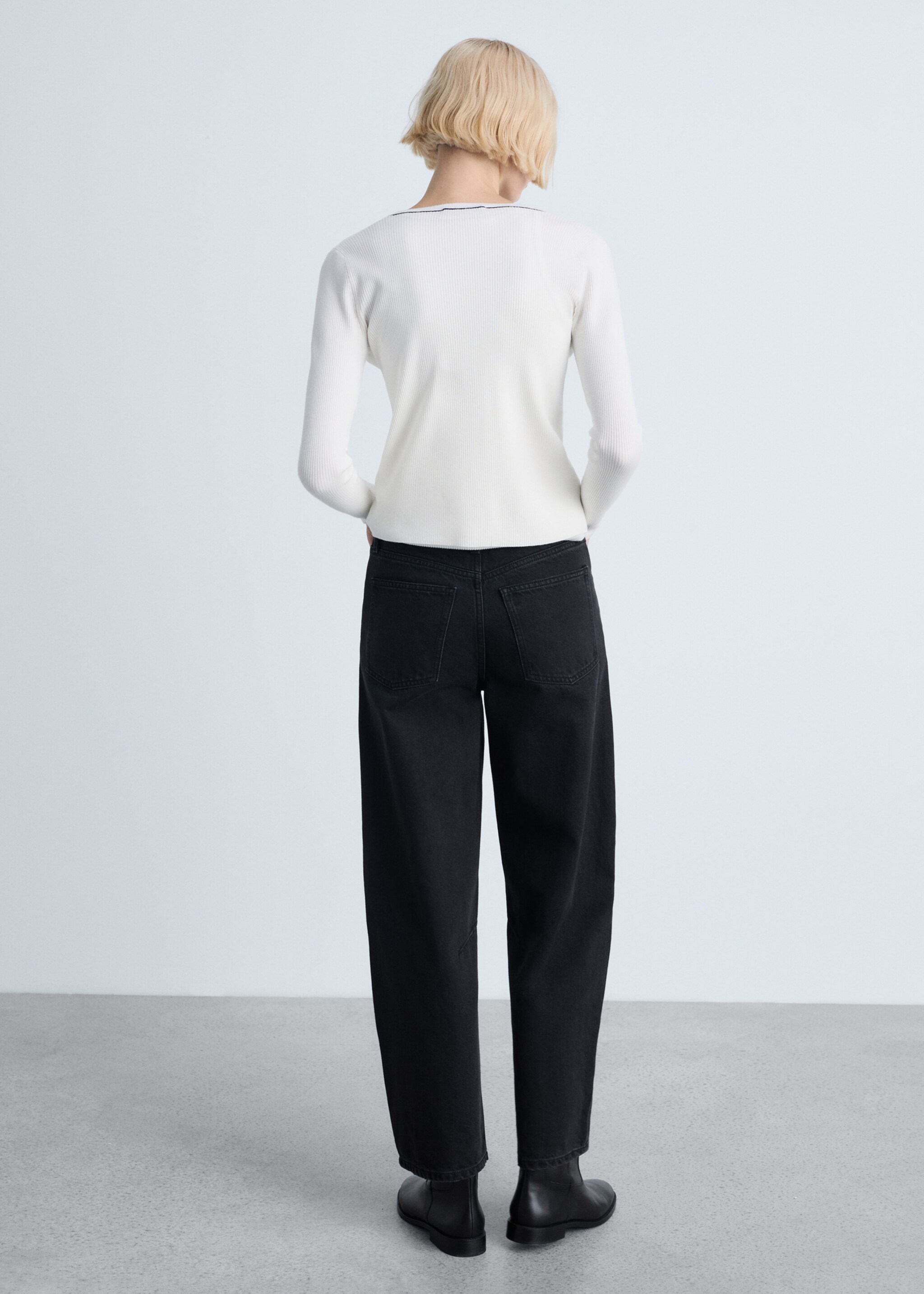 V-neck knitted cardigan - Reverse of the article, Ecru. Ref: 87054074-00.