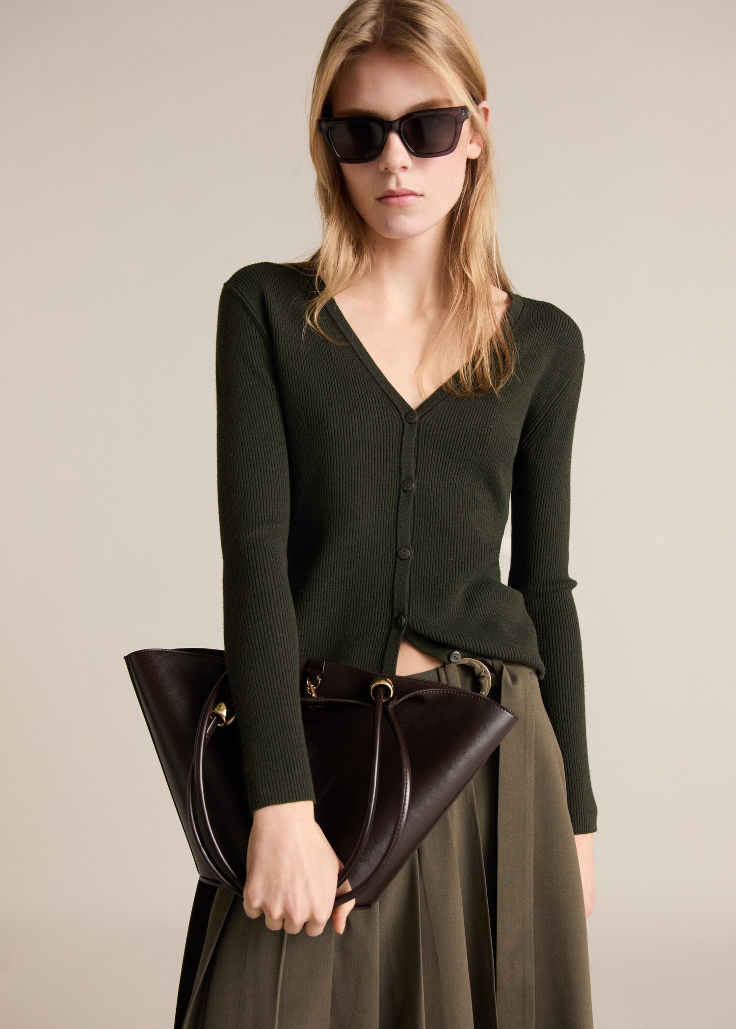 Úpletový kardigan s výstřihem do V - Náhled ve středové rovině