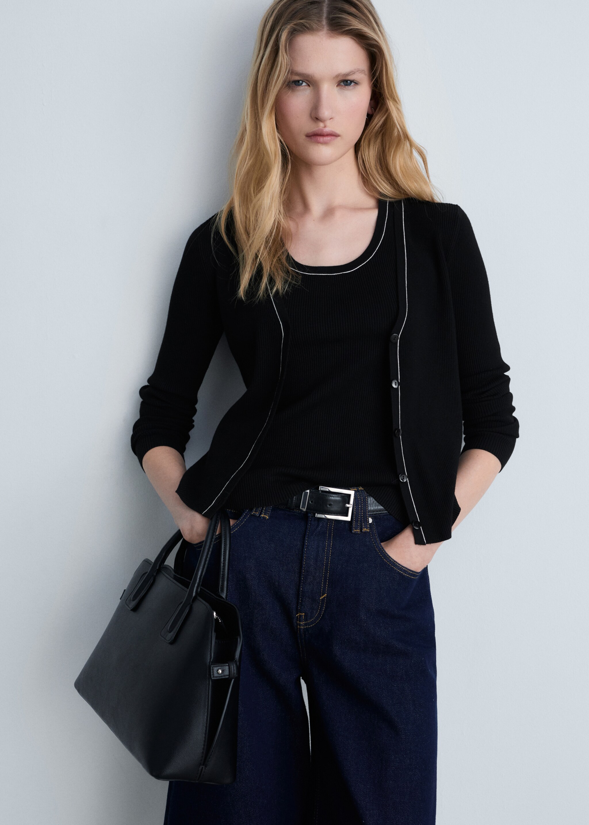 V-neck knitted cardigan - Medium plane, Black. Ref: 87054074-00.