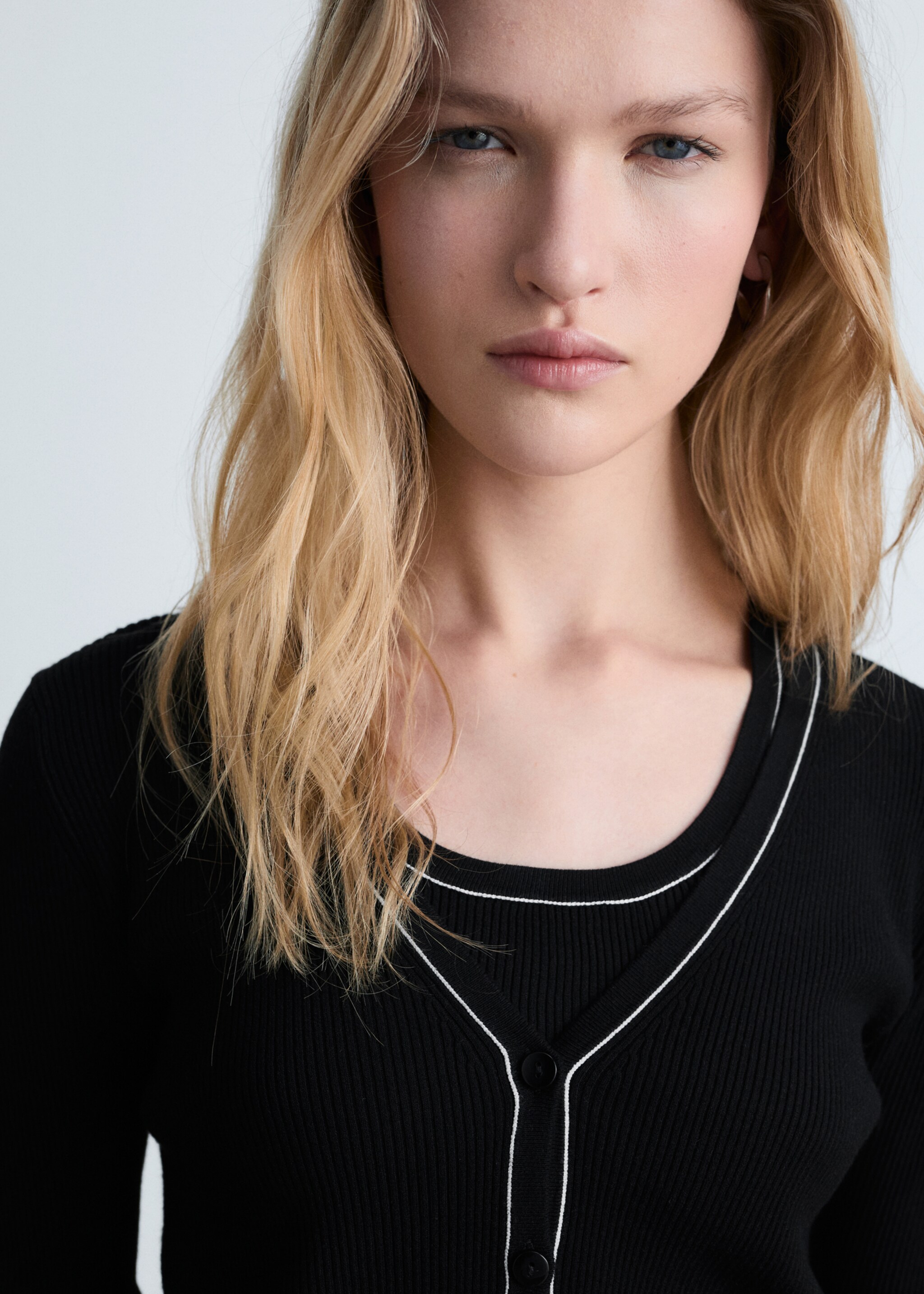 V-neck knitted cardigan - Details of the article 1, Black. Ref: 87054074-00.