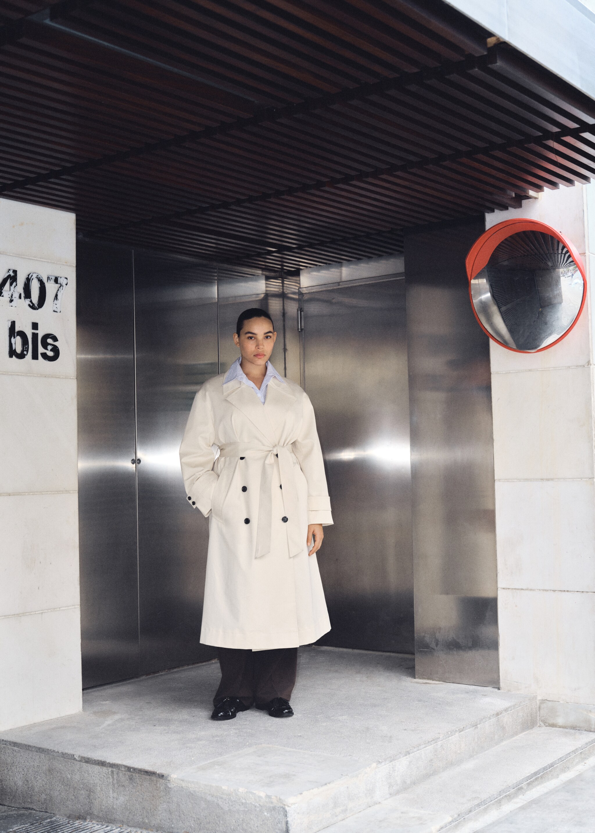 Long oversized double-breasted trench coat - Details of the article 6, Ecru. Ref: 87054076-00.