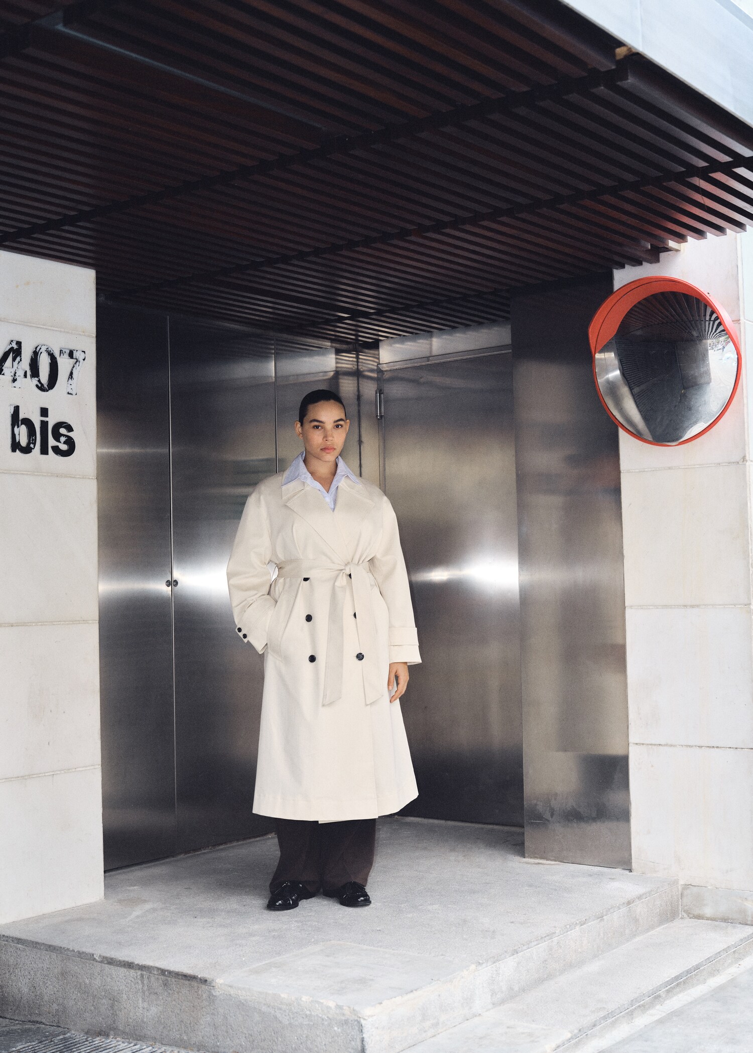 Long oversized double-breasted trench coat - Details of the article 6