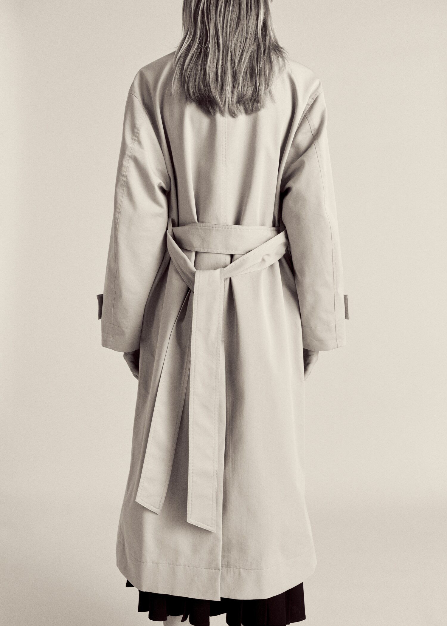 Long oversized double-breasted trench coat - Reverse of the article