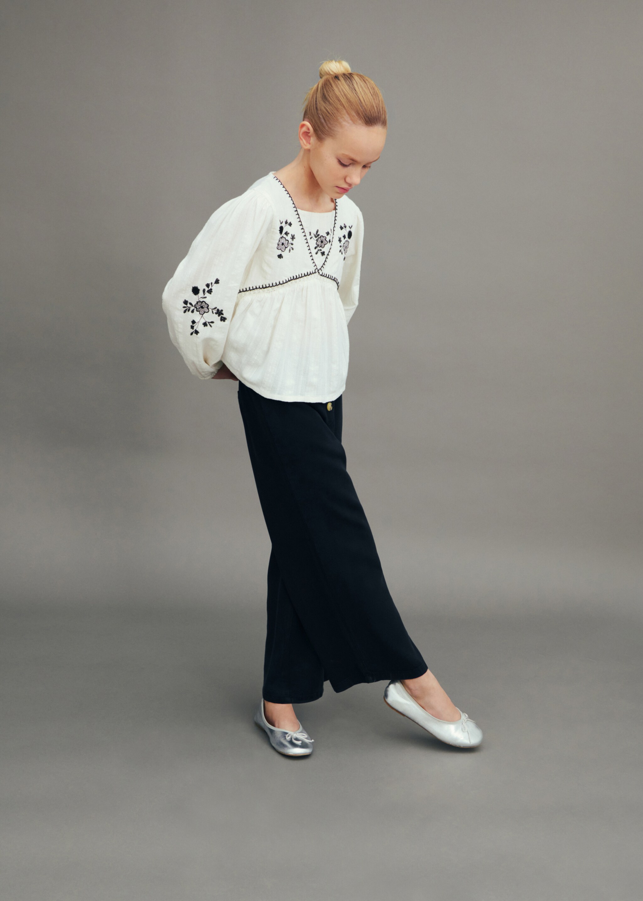 Metallisierte Ballerinas mit Schleife - Detail des Artikels 6, Silber. Ref: 87054080-00.