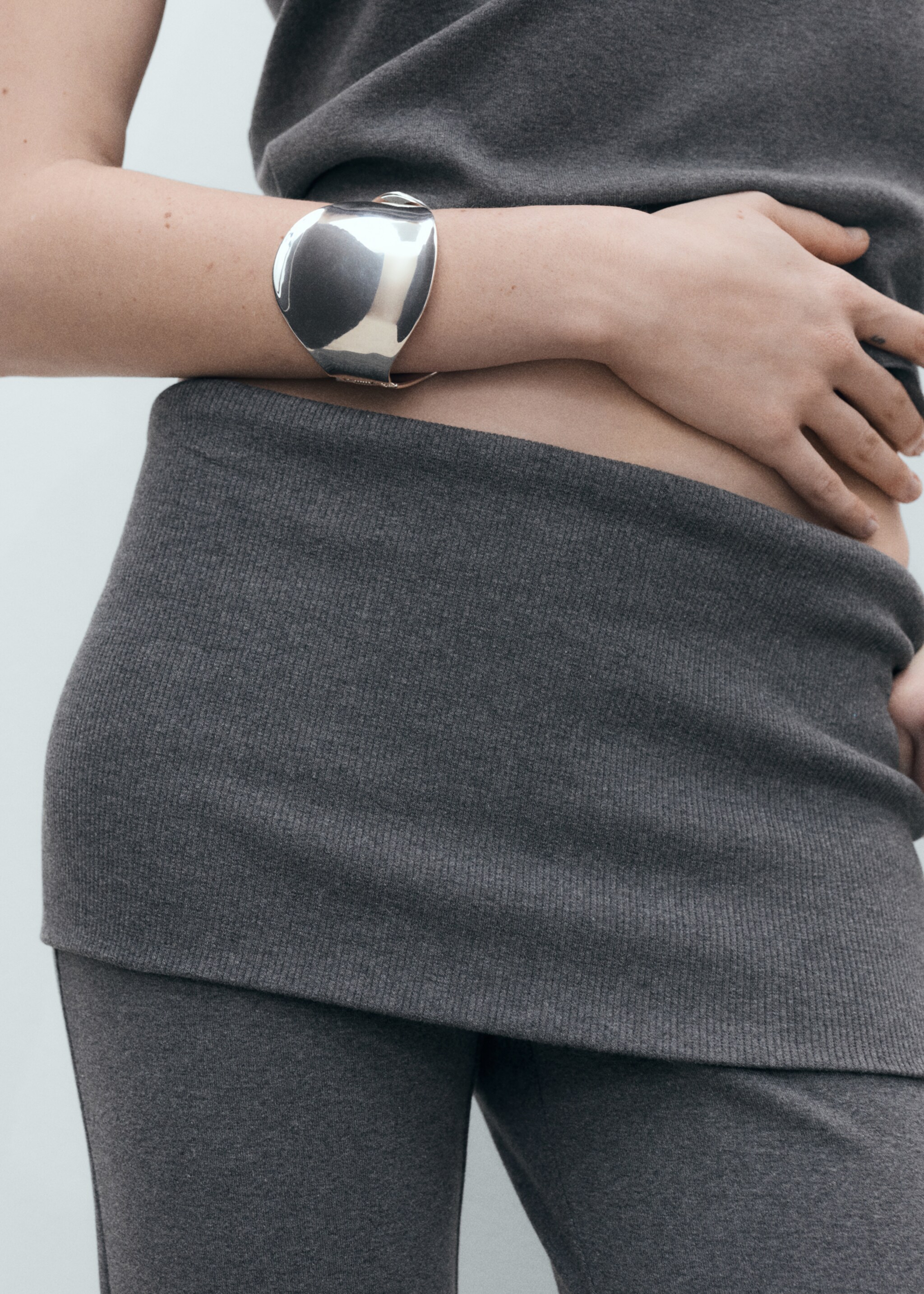 Pantalón acampanado cintura vuelta - Detalle del artículo 6, Gris. Ref: 87054091-00.