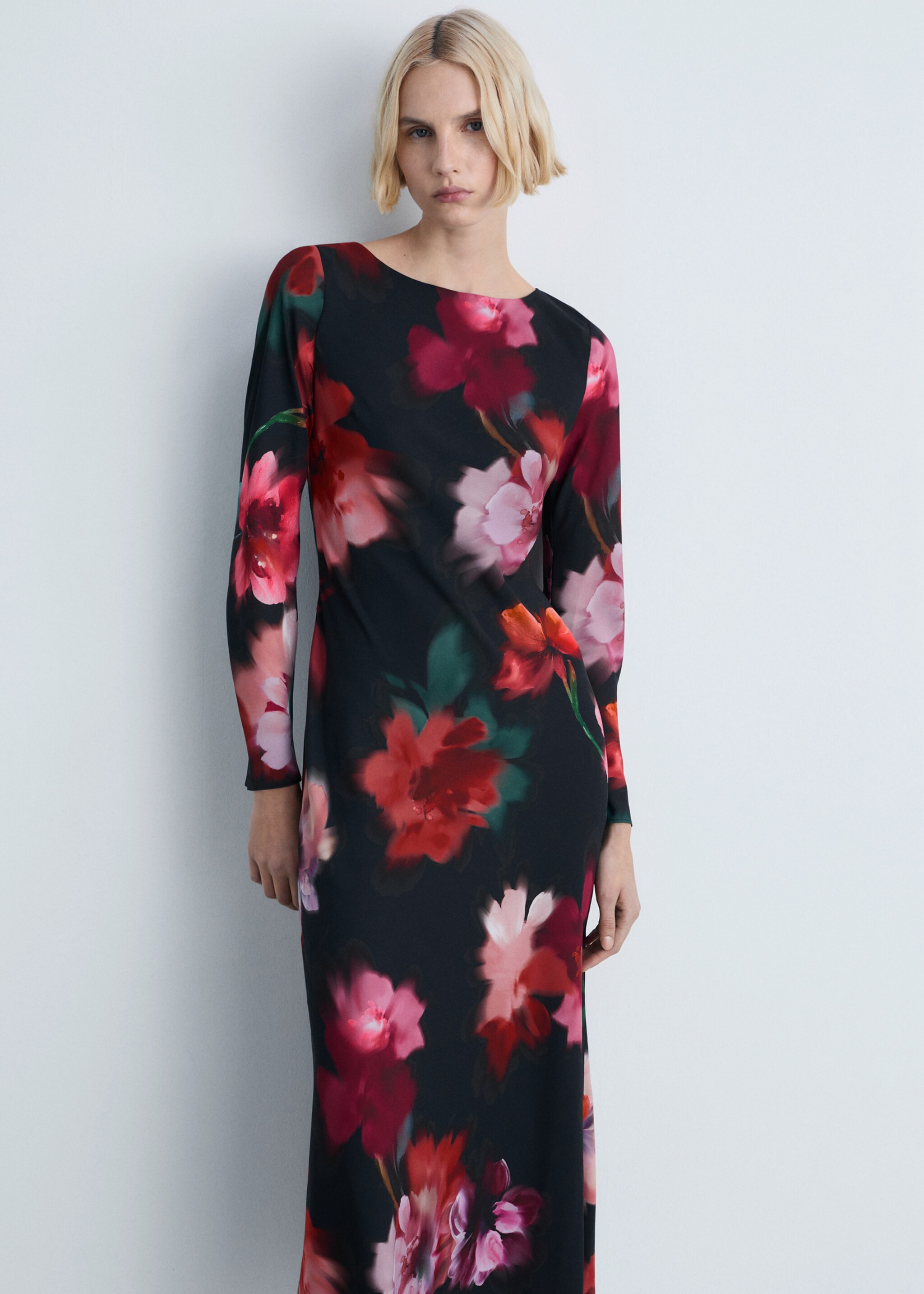 Vestido midi estampado floral - Plano medio, Negro. Ref: 87054094-00.