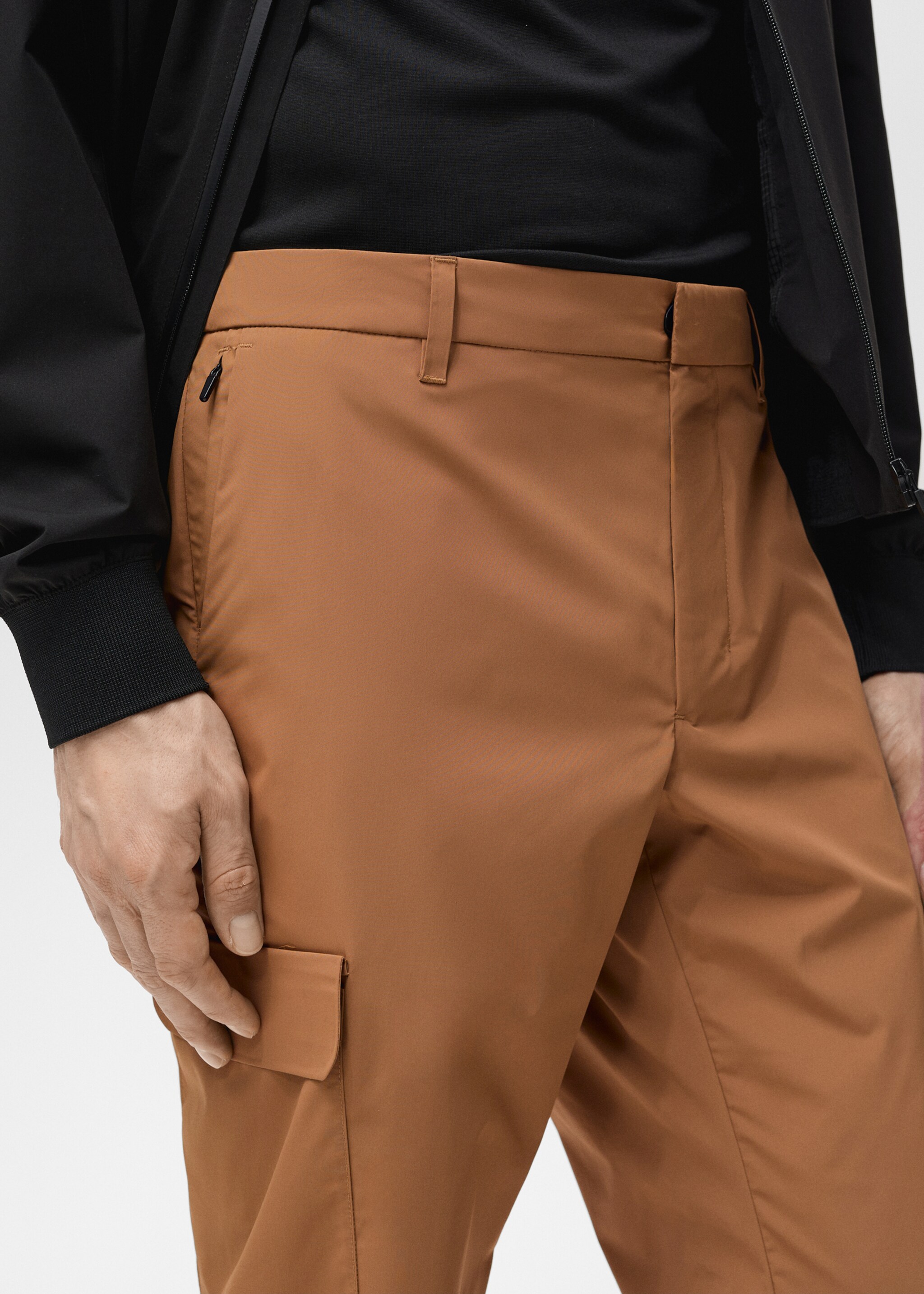 Thermoregulating comfort stretch cargo trousers - Details of the article 4, Tobacco Brown. Ref: 87054390-00.