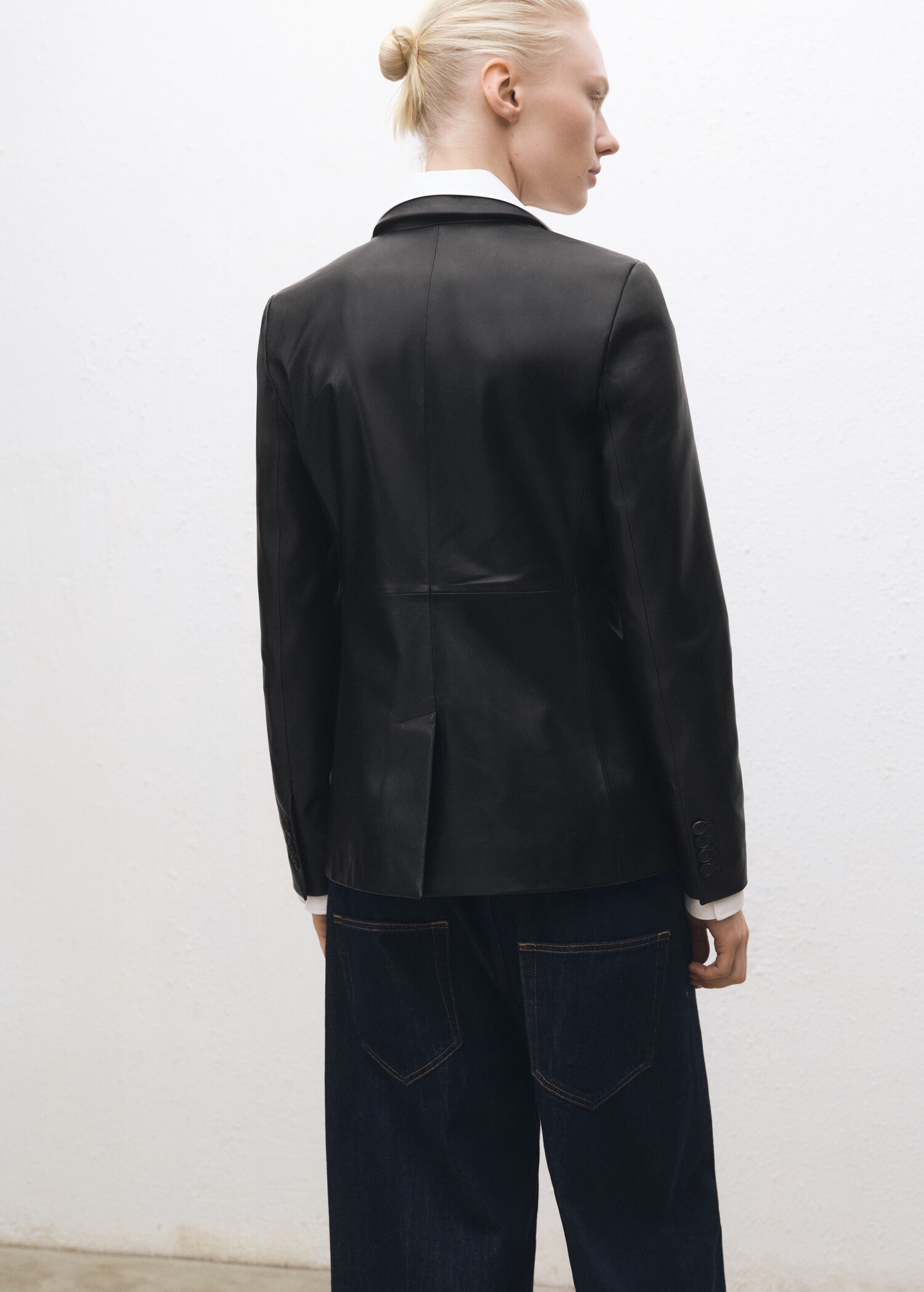 Leather jacket with buttons - Reverse of the article